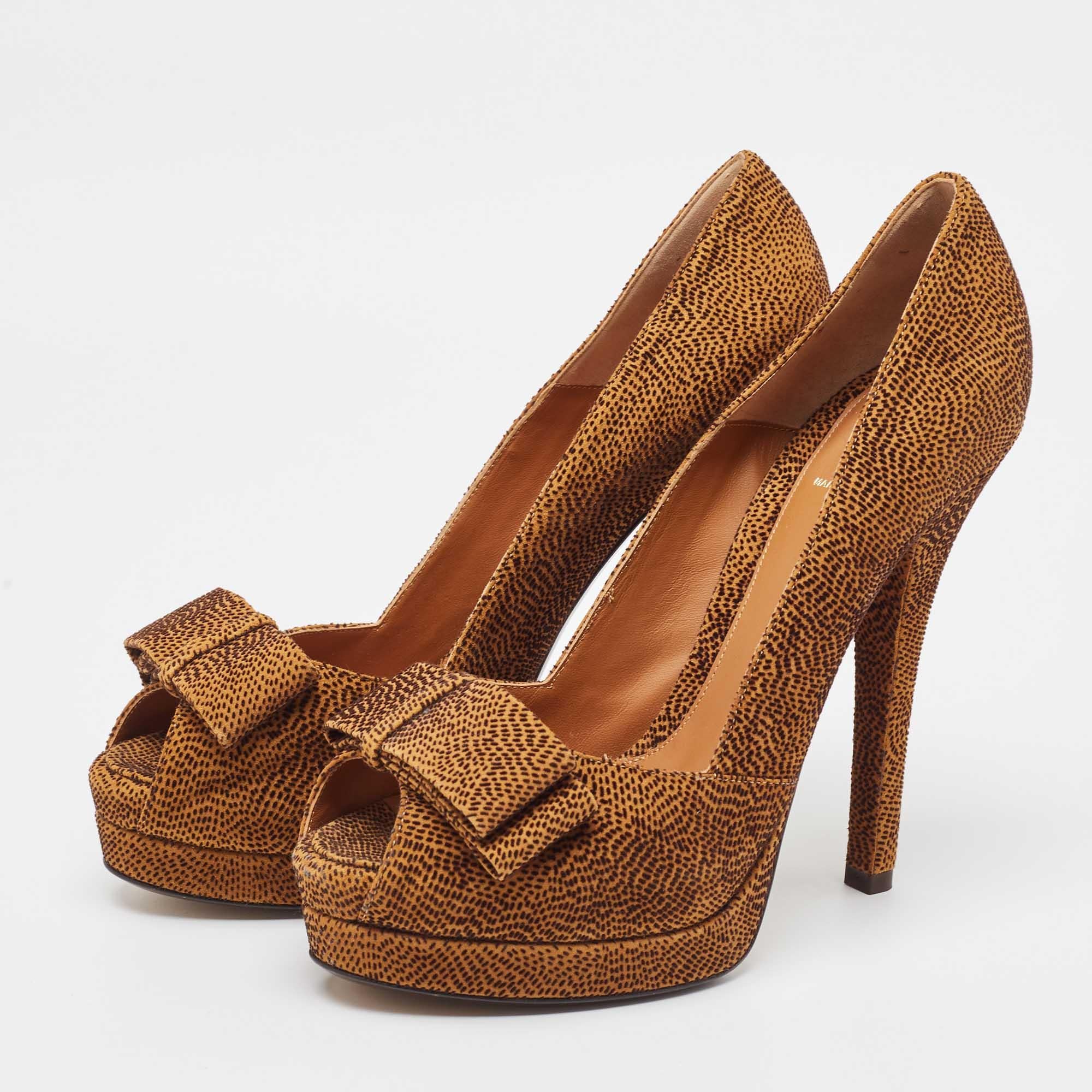 Faites preuve de chic avec ces escarpins de créateur. Ils présentent des talons robustes et des semelles durables, parfaits pour vos sorties à la mode.