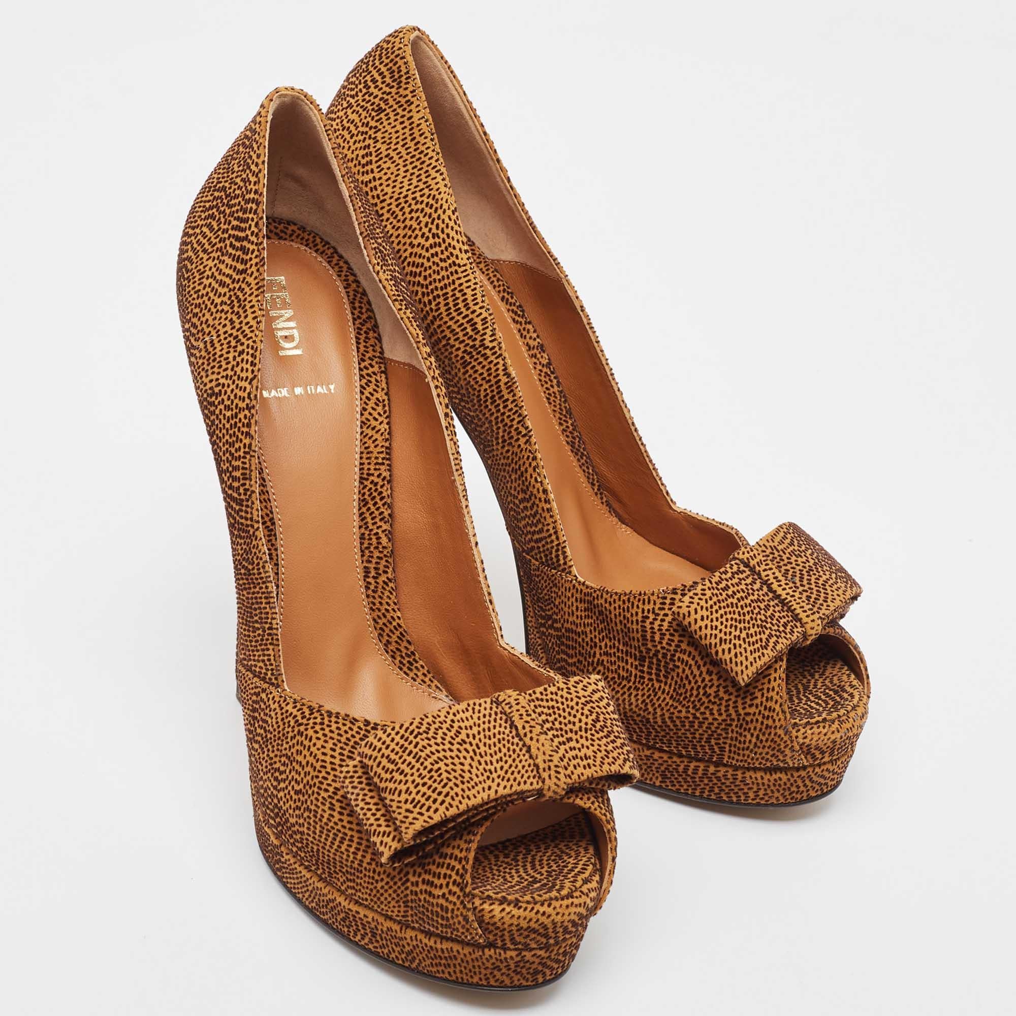 Fendi - Escarpins en daim texturé avec nœud - Brown/Black - Taille 40 Neuf - En vente à Dubai, Al Qouz 2