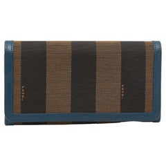 Fendi Continental Brieftasche aus Segeltuch mit braunen/blauen Paillettenstreifen und Lederklappe