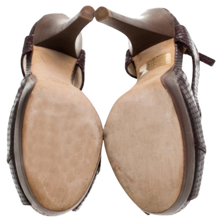 Ces sandales de Fendi apporteront une touche élégante et ludique à vos pieds. Ces chaussures en cuir de python sont dotées d'une bride sur le devant, de plates-formes basses et de talons de 13,5 cm. Doublés d'un cuir de qualité supérieure, ils sont