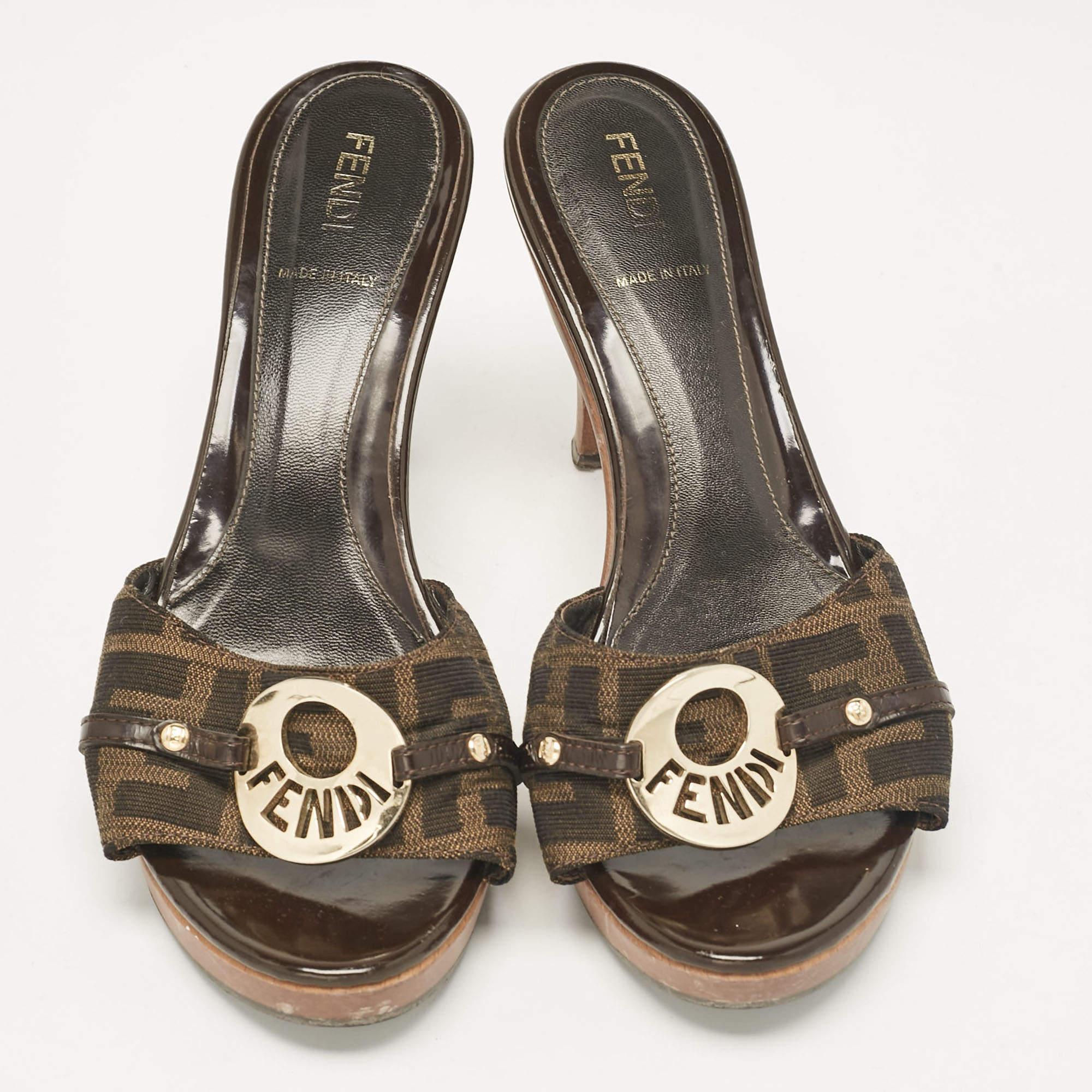 Fendi Brown Canvas and Patent Leather Slide Sandals Size 37.5 In Fair Condition In Dubai, Al Qouz 2