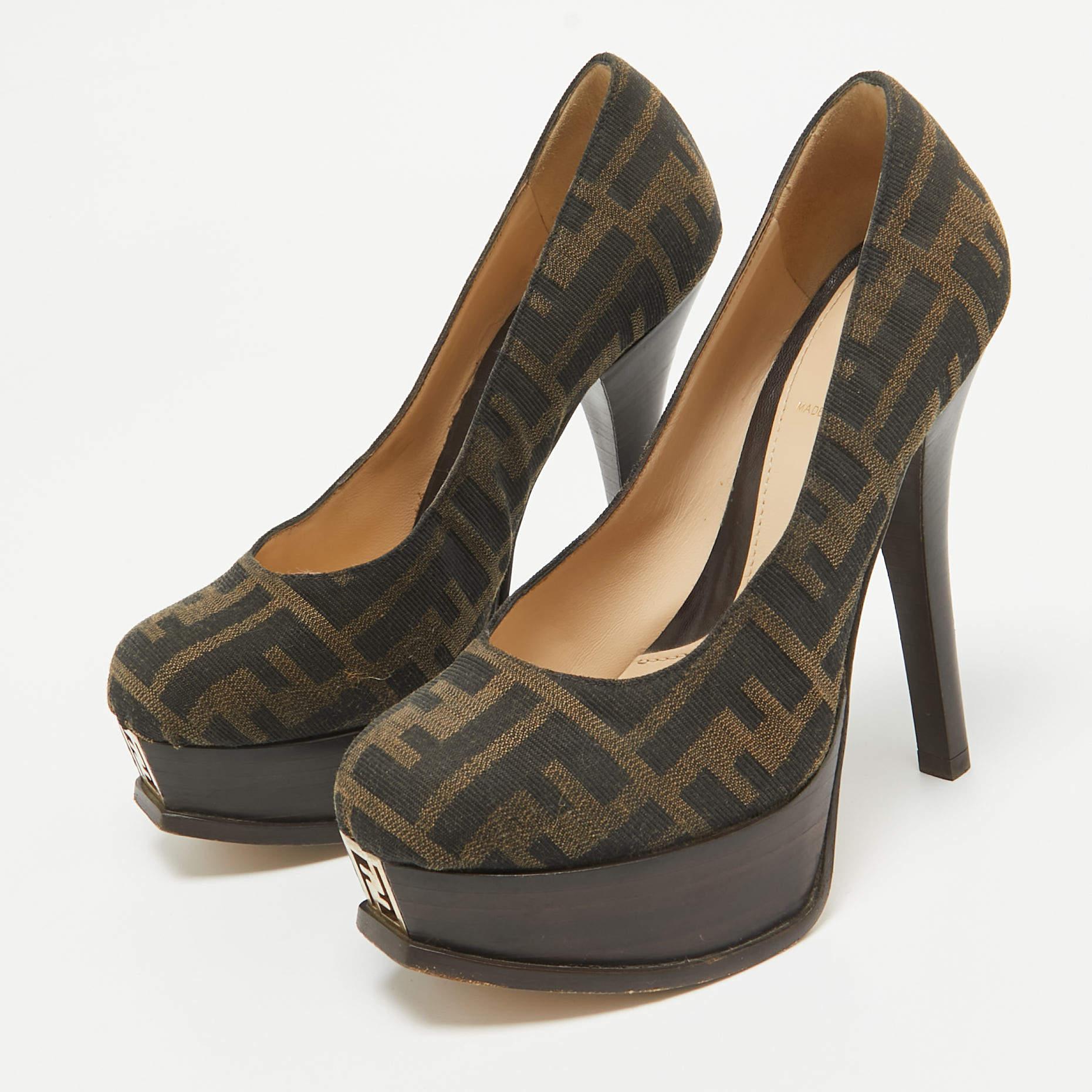 Faites preuve de chic avec ces escarpins de créateur. Ils présentent des talons robustes et des semelles durables, parfaits pour vos sorties à la mode.