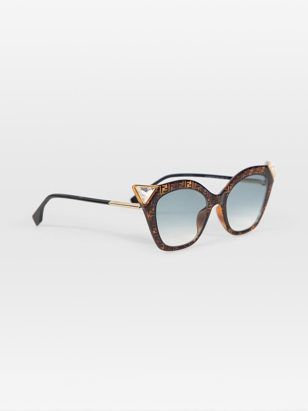L'ÉTAT est très bon. L'usure des lunettes de soleil est minime. Rayures sur les deux lentilles de cet article de revente d'occasion de la marque Fendi. Cette paire de lunettes de soleil est livrée avec sa boîte et son chiffon d'origine.
 

 Détails
