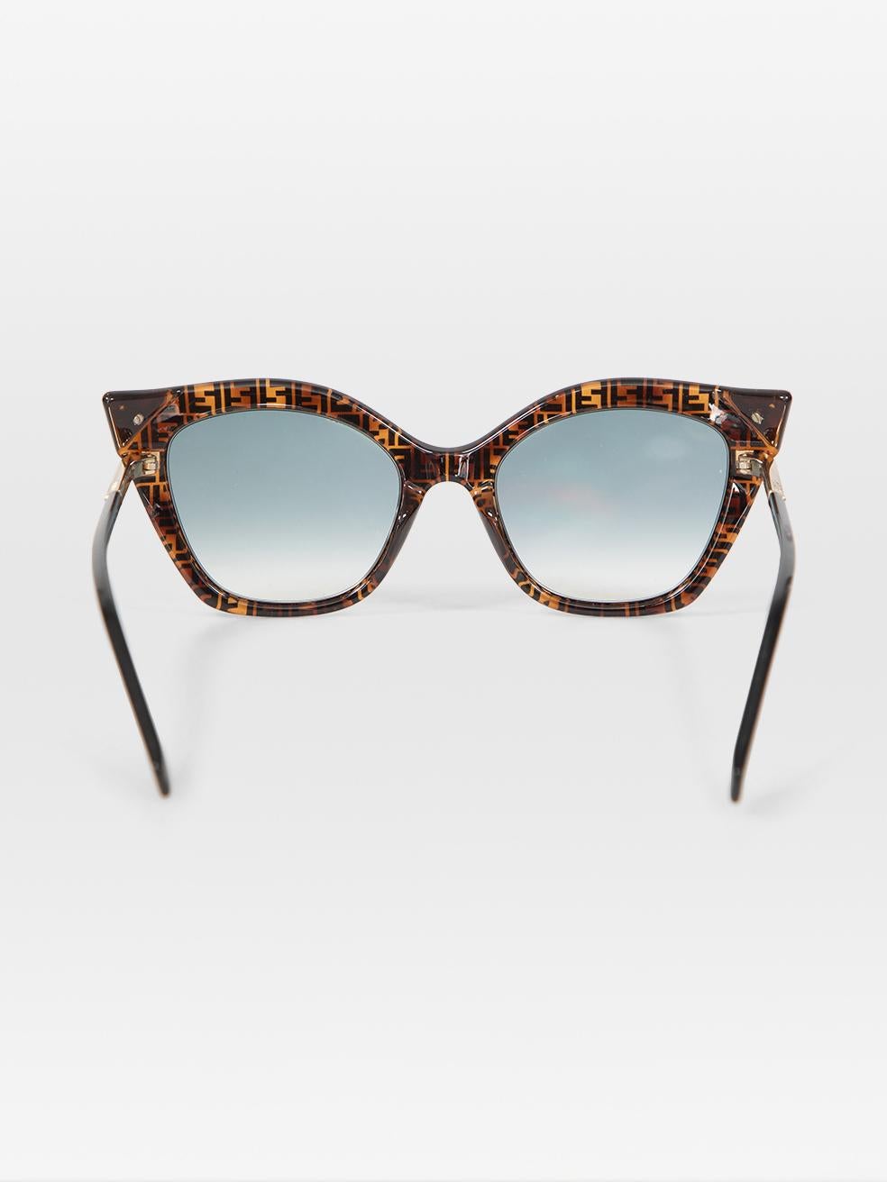 Gris Fendi Lunettes de soleil marron à œil de chat et imprimé FF en vente