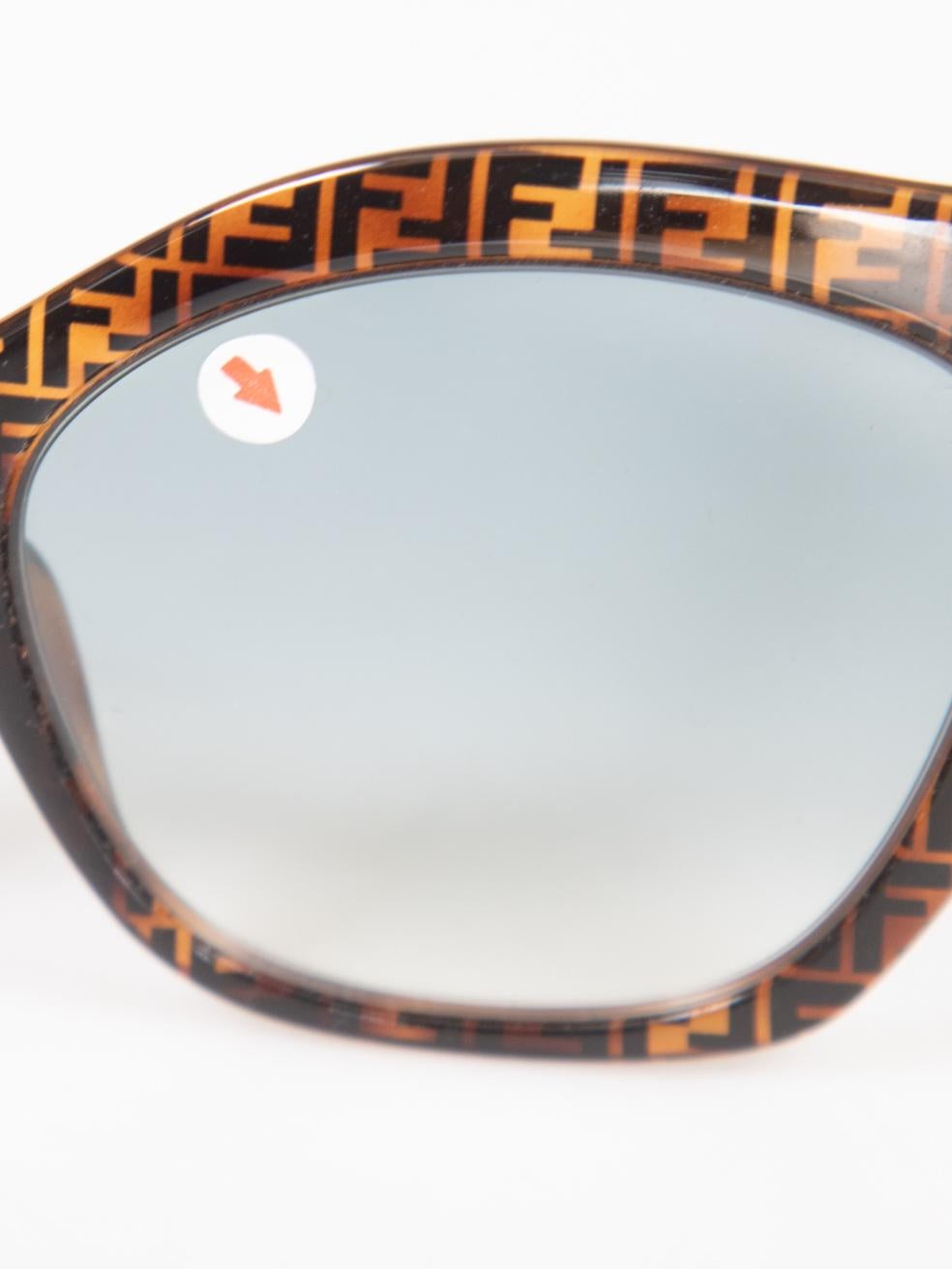 Fendi Lunettes de soleil marron à œil de chat et imprimé FF en vente 1