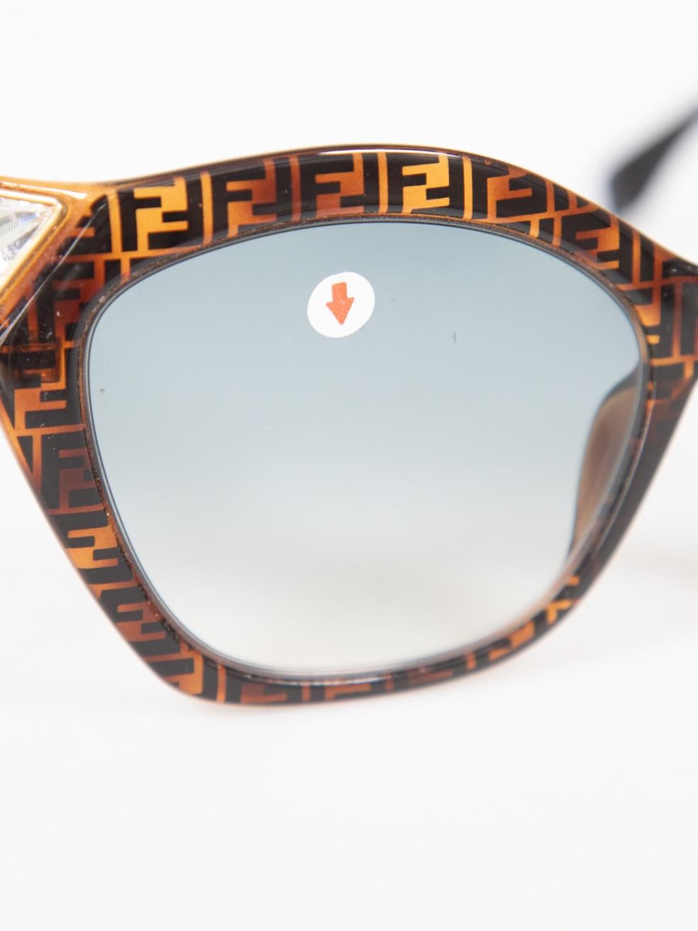Fendi Lunettes de soleil marron à œil de chat et imprimé FF en vente 2