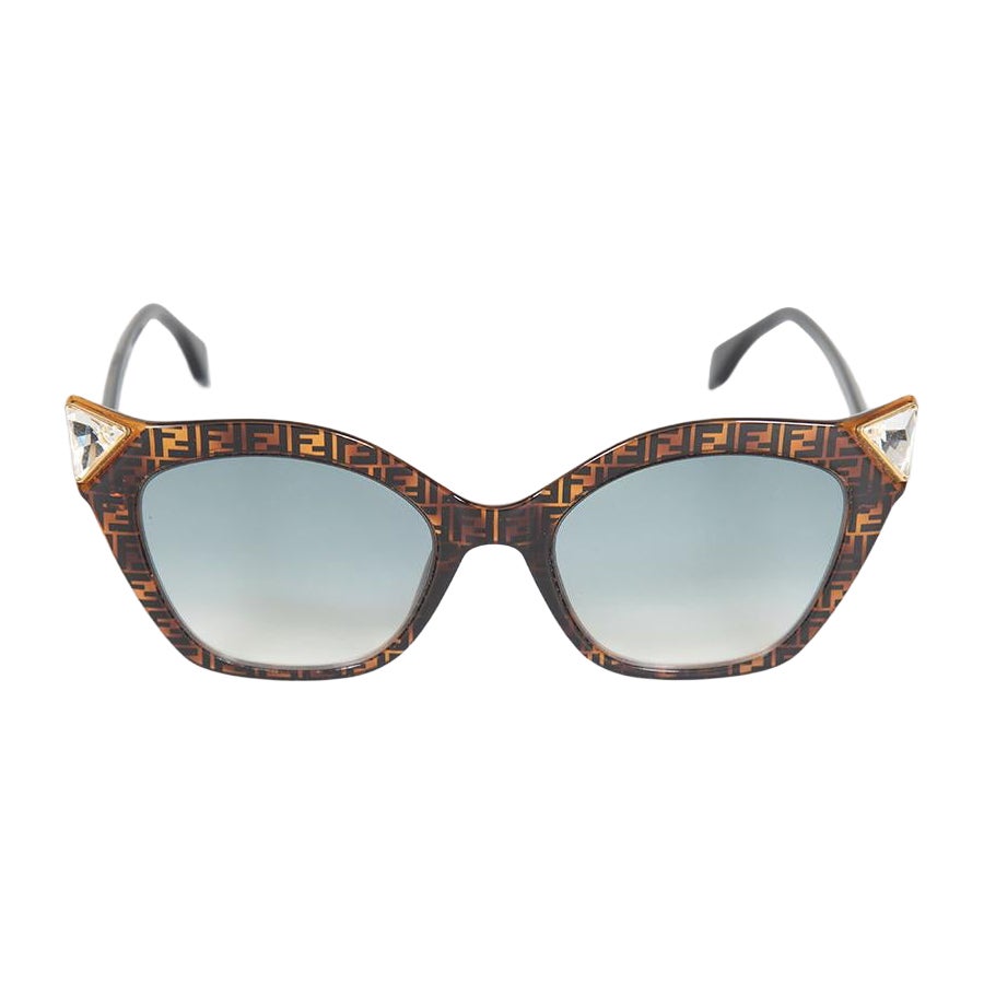 Fendi Lunettes de soleil marron à œil de chat et imprimé FF en vente