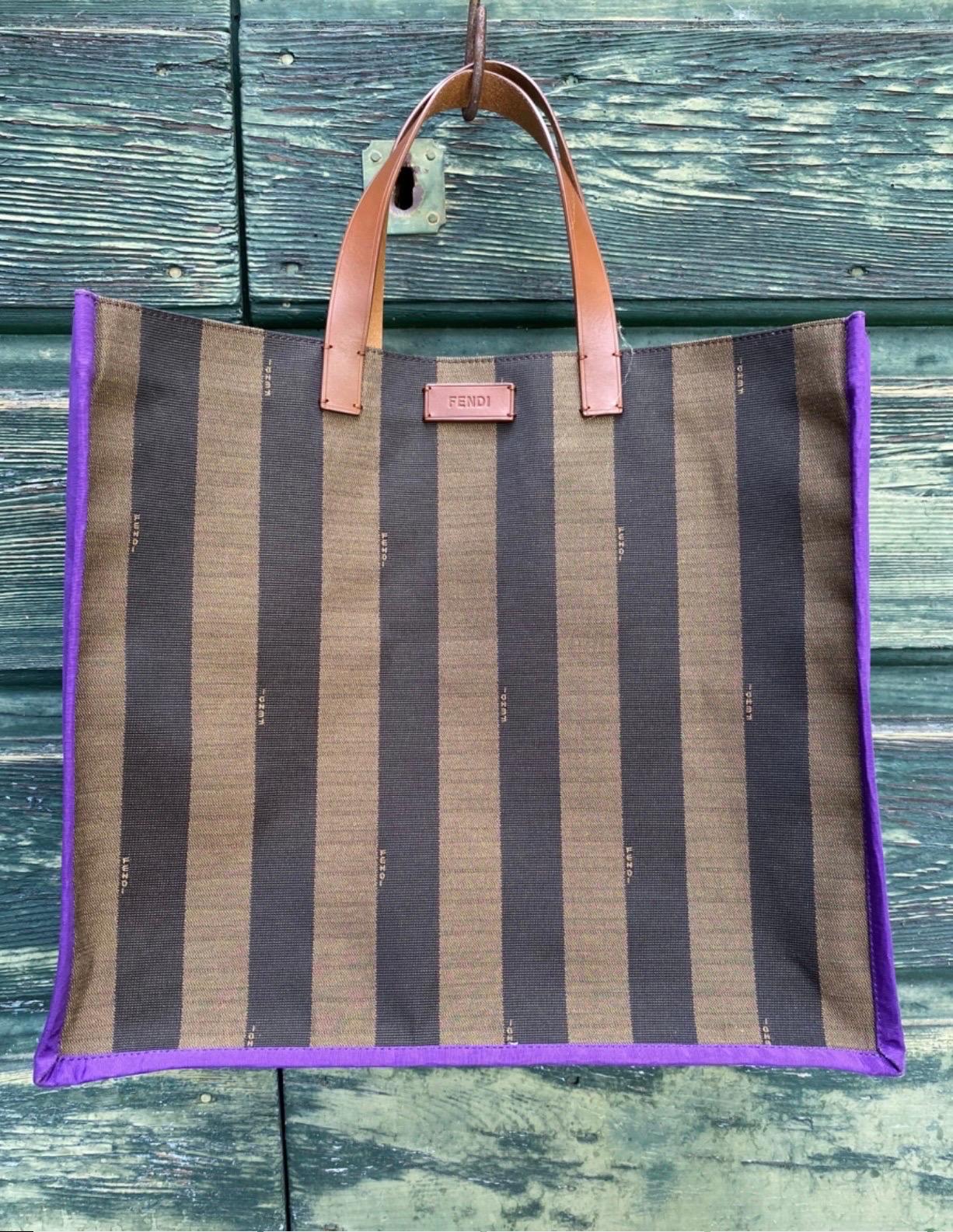 Fendi shopper. 
In cotton. Classic Fendi colours, with purple bottom sides, interior in plastic, with brown leather handles. Measurements: length 34cm, height 38cm, thickness 20cm, handle height 16cm, in very good condition.
