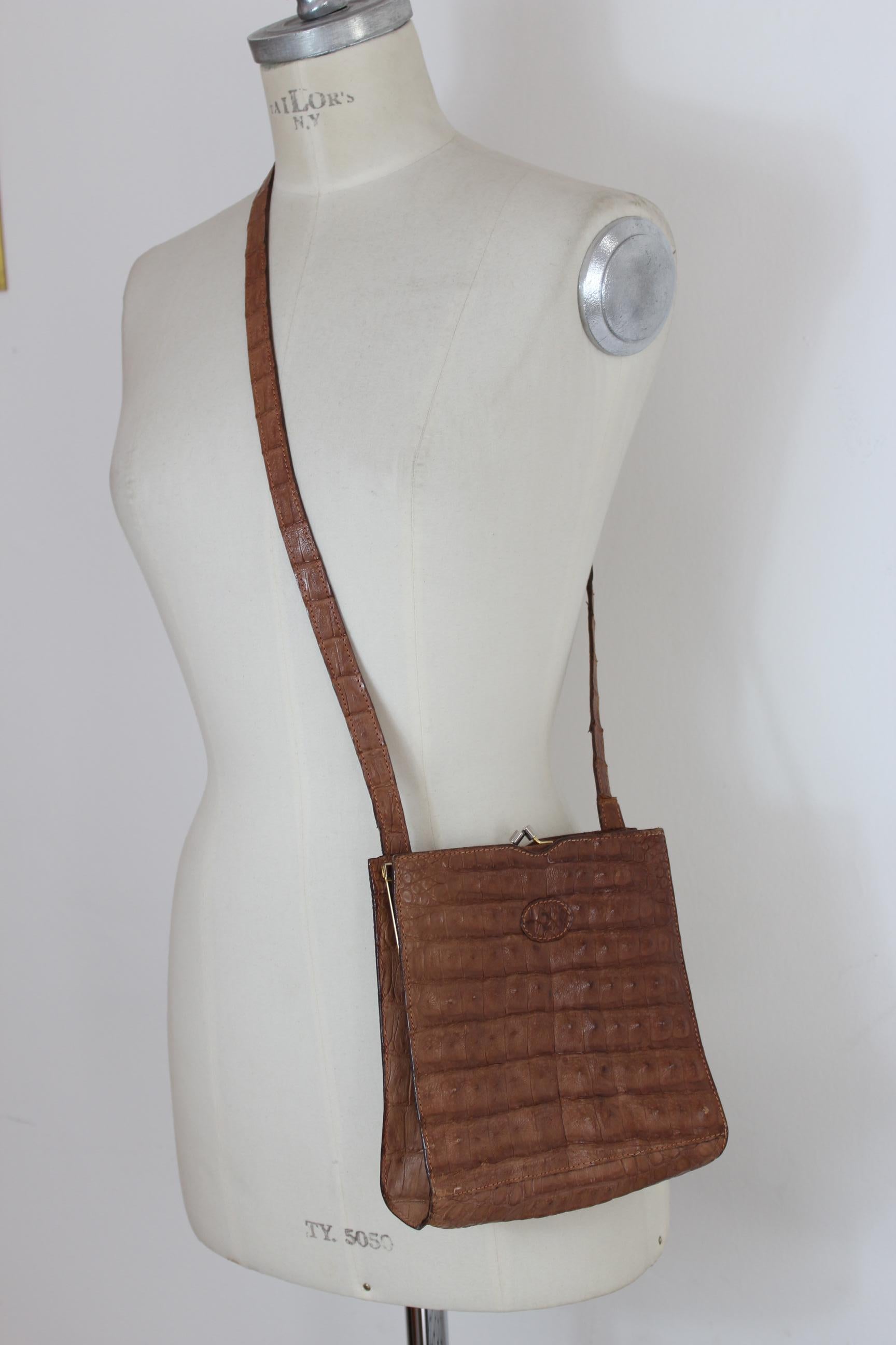 Fendi vintage shoulder bag 80s. Brown leather crocodile, Fendi front logo, monogram lining. Brass click closure. Made in Italy. Good vintage condition, some slight signs of use on the shoulder strap.

Height: 20 cn
Length: 18 cm
Depth: 5 cm