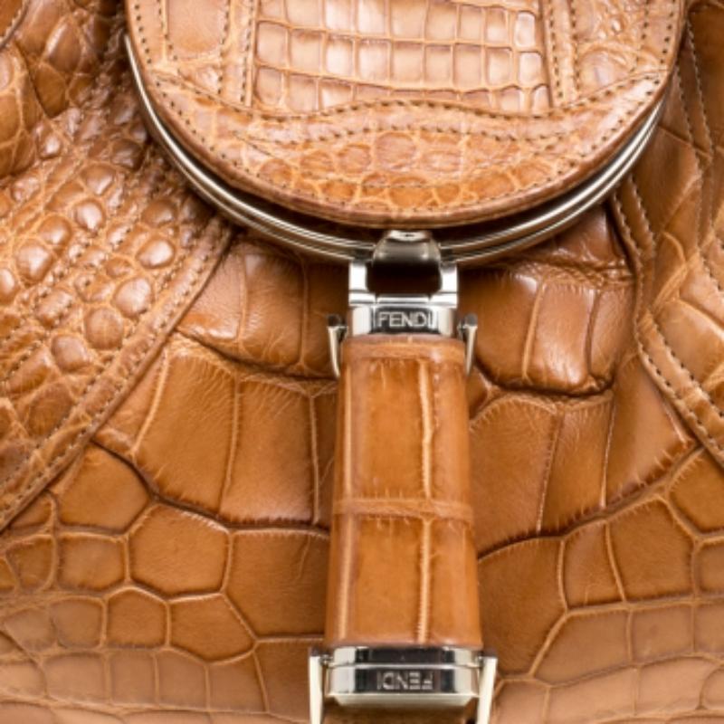 El Spy es un estilo icónico de Fendi, diseñado por Silvia Venturini Fendi y lanzado en 2005. Se ha visto en el brazo de todas las it-girl de Hollywood, como Sofía Vergara, Sarah Jessica Parker y Hilary Duff, por nombrar algunas. Este magnífico e