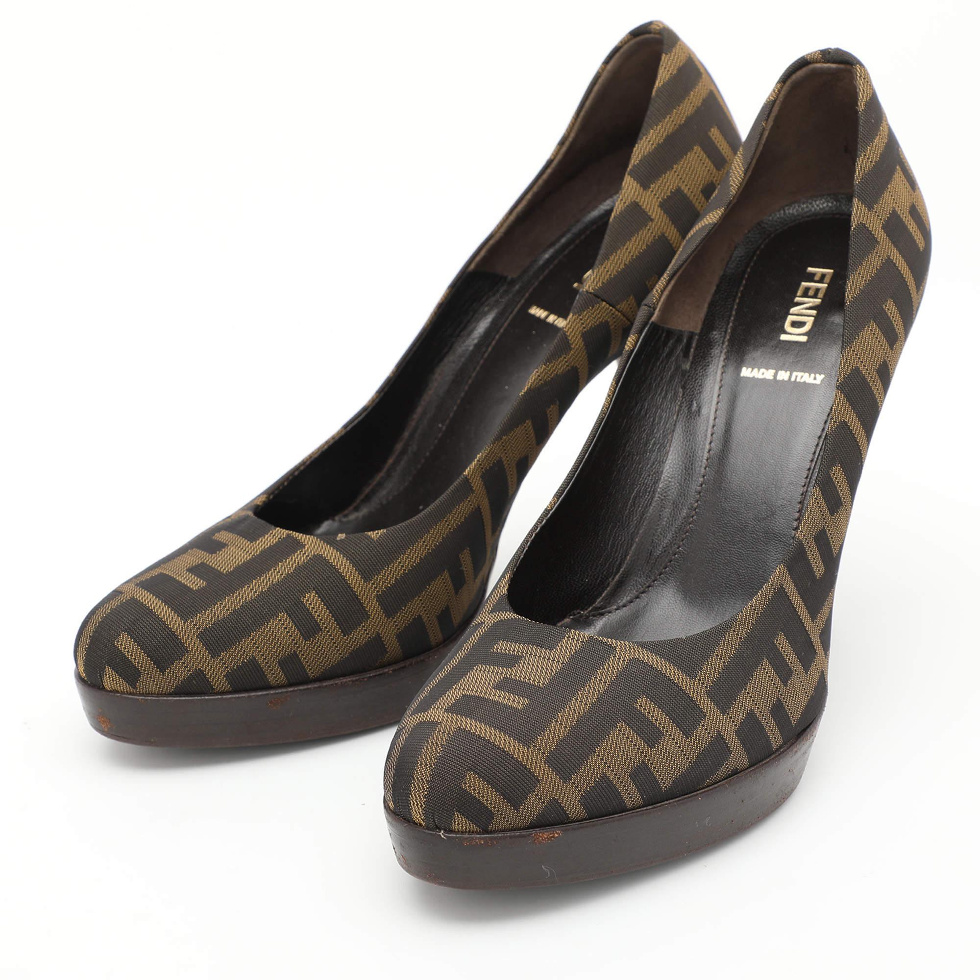 Faites preuve de chic avec ces escarpins de créateur. Ils présentent des talons robustes et des semelles durables, parfaits pour vos sorties à la mode.