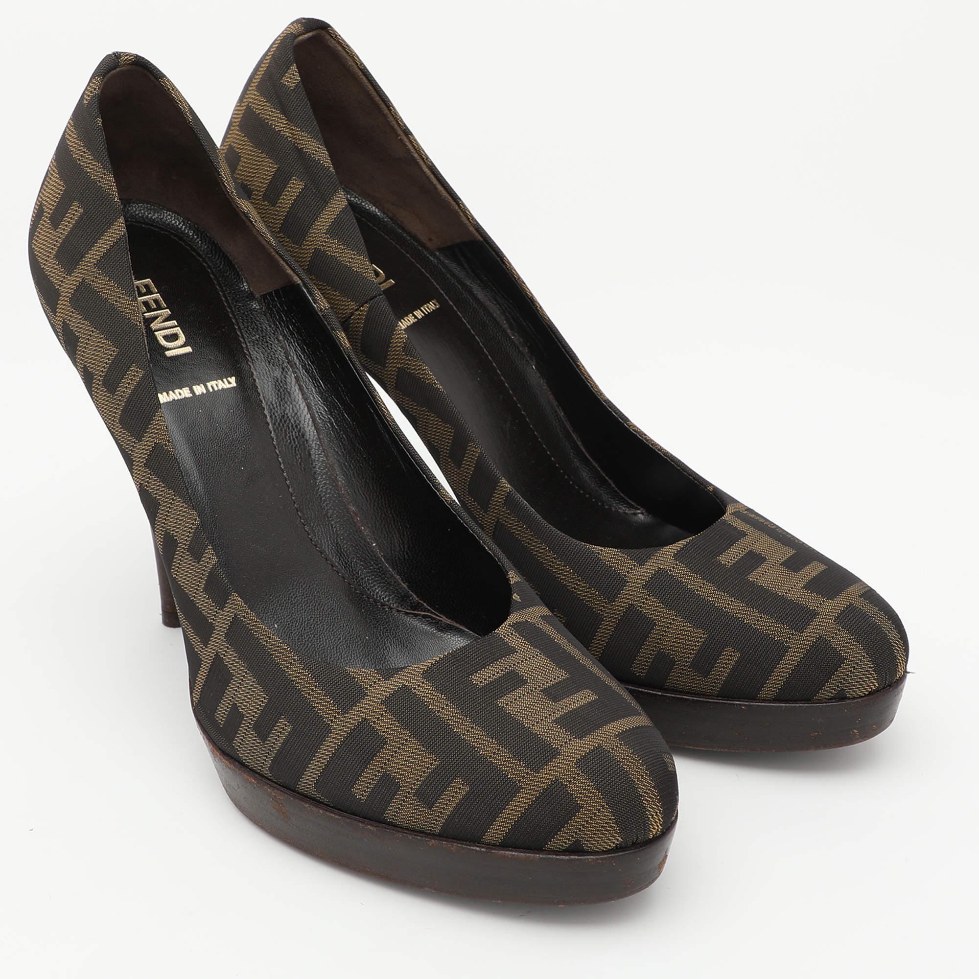 Escarpins en toile FF Zucca de Fendi Brown Taille 38 Bon état - En vente à Dubai, Al Qouz 2
