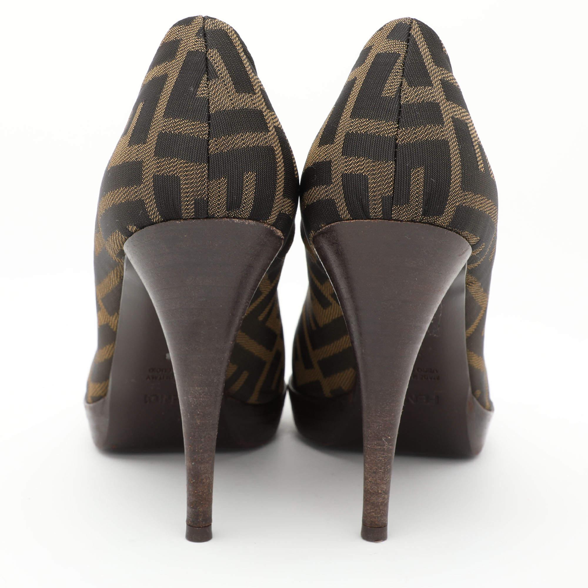 Escarpins en toile FF Zucca de Fendi Brown Taille 38 Pour femmes en vente