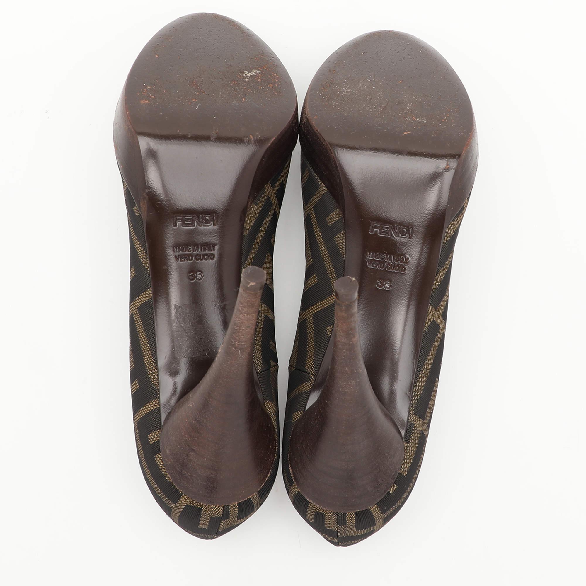 Escarpins en toile FF Zucca de Fendi Brown Taille 38 en vente 1