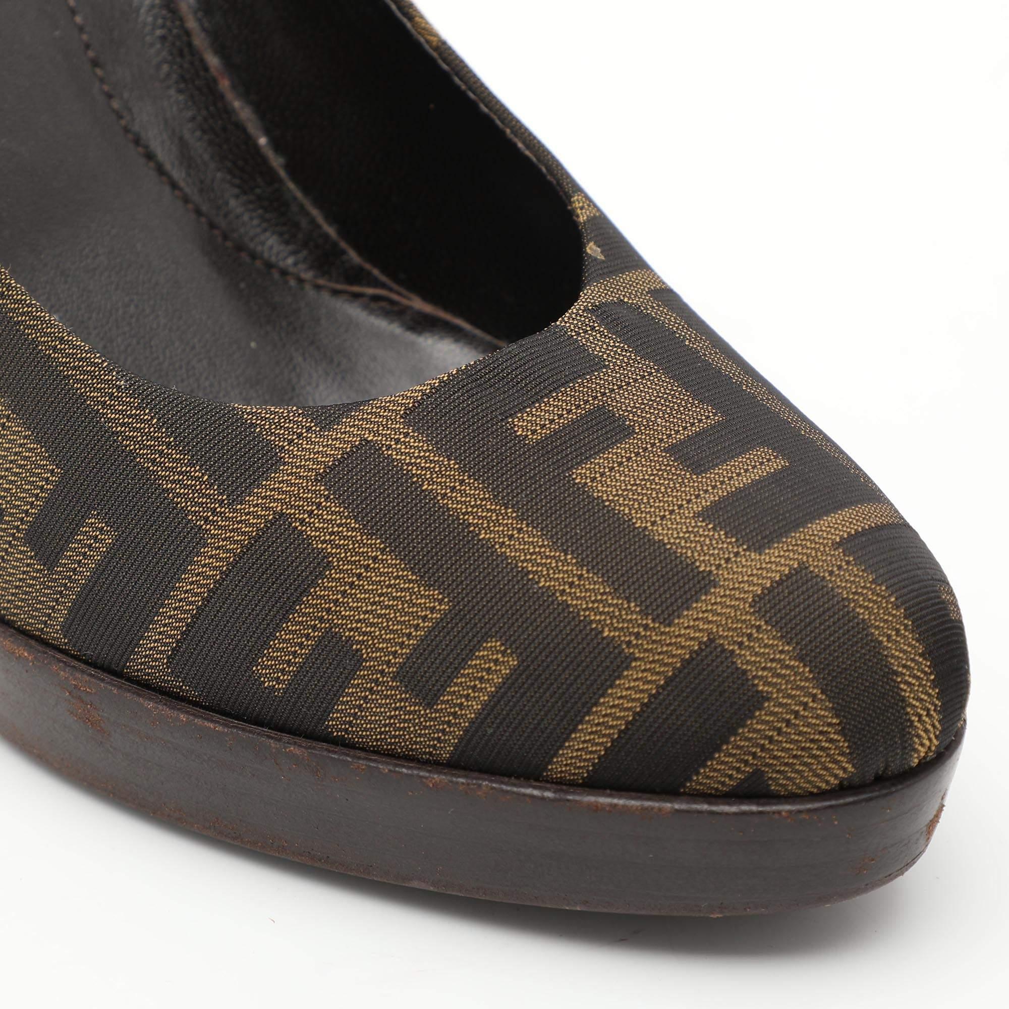 Escarpins en toile FF Zucca de Fendi Brown Taille 38 en vente 2