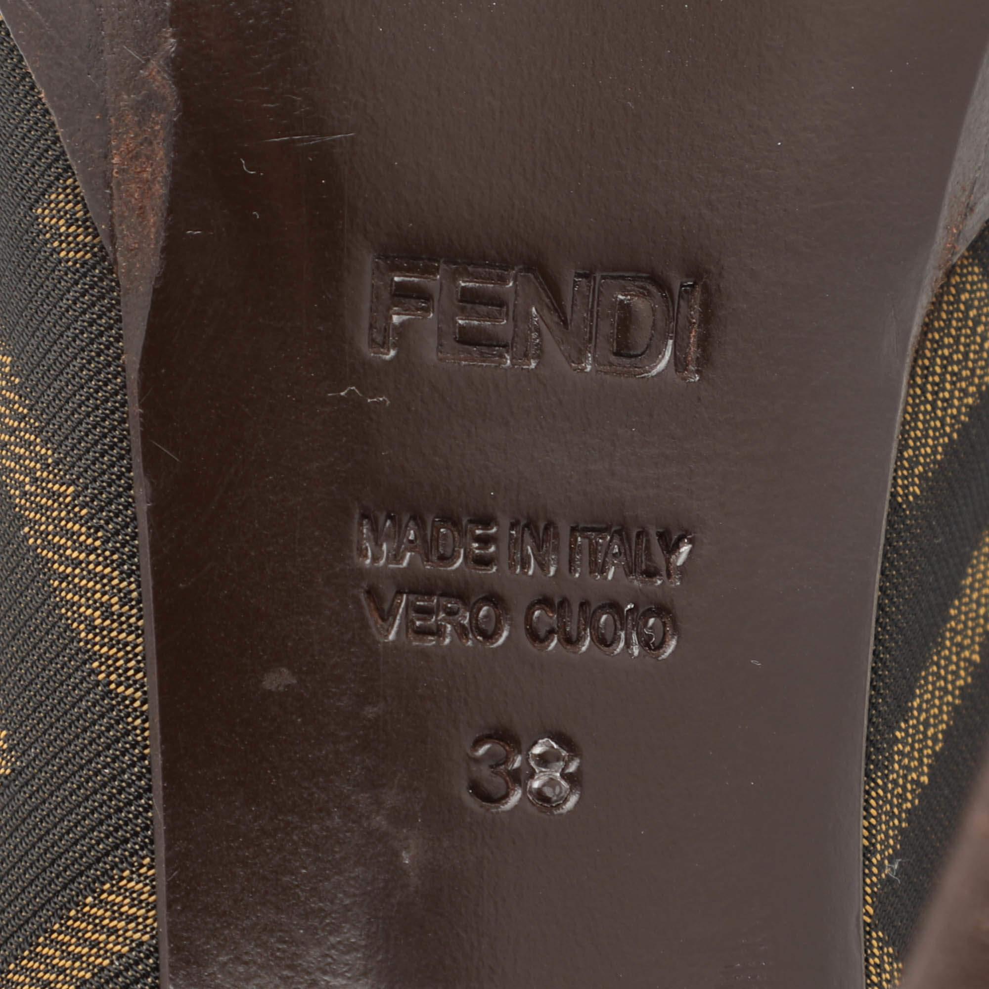 Escarpins en toile FF Zucca de Fendi Brown Taille 38 en vente 3