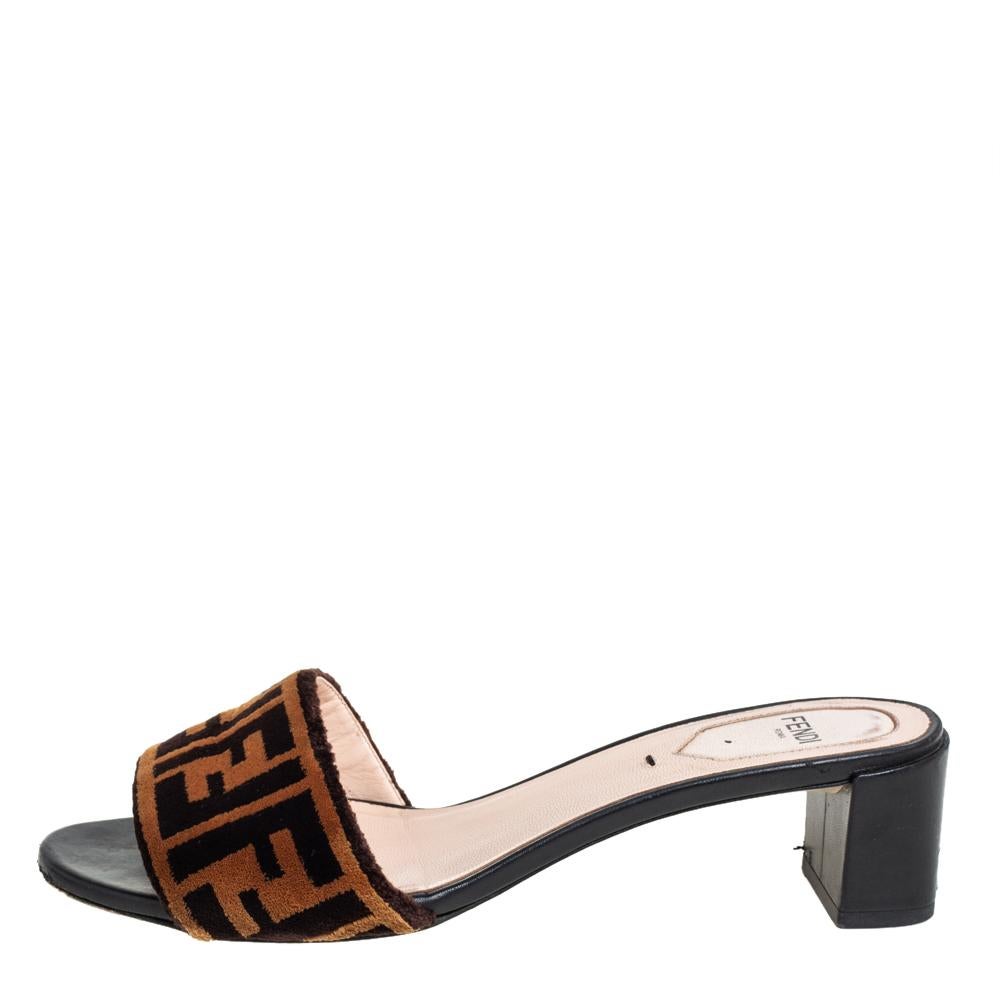 Comfortable and stylish at the same time, these slide sandals from Fendi will help you fashion a statement look. They are crafted from velvet and styled in an open-toe silhouette with the signature Zucca pattern detailed vamp straps. They are