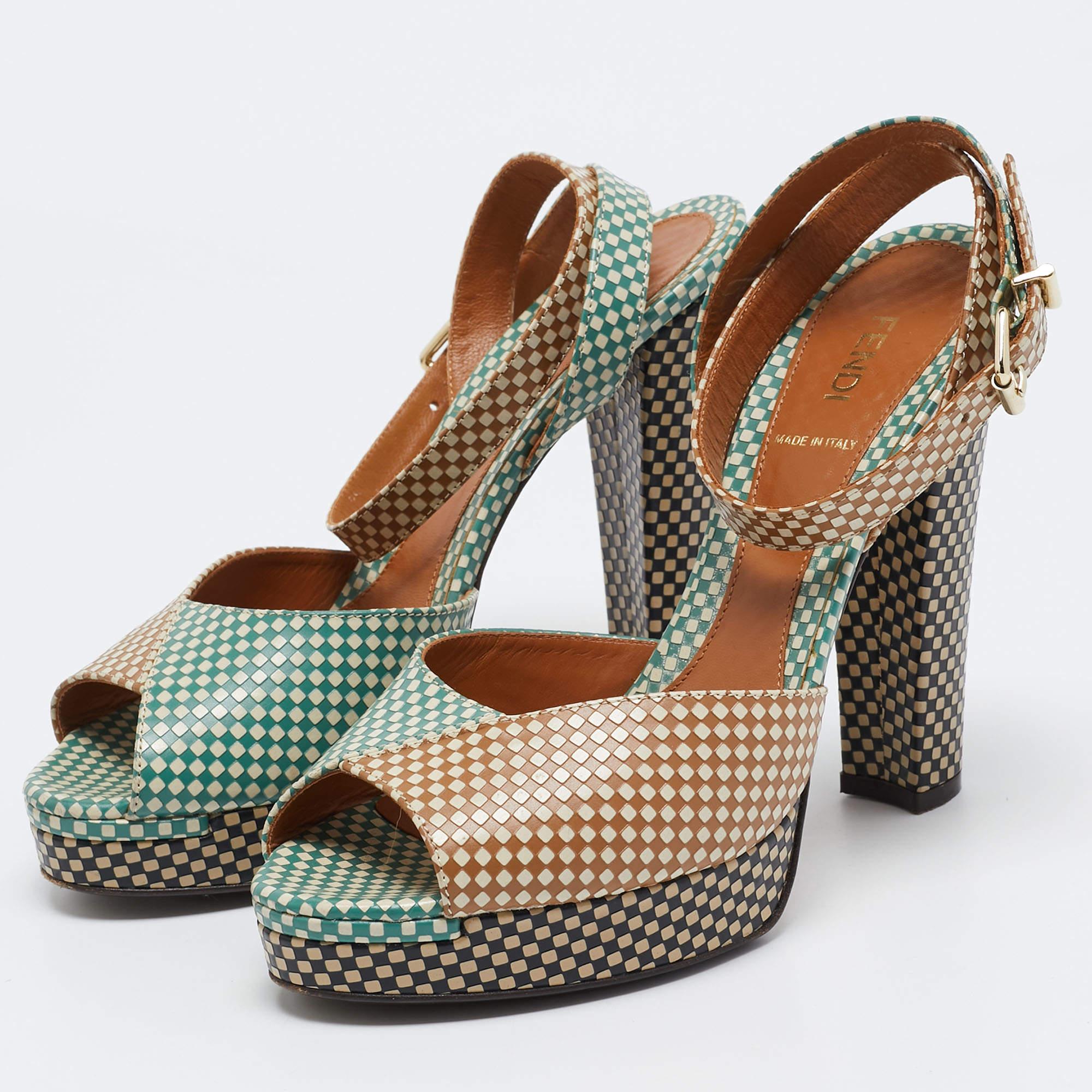 These sandals will frame your feet in an elegant manner. Crafted from quality materials they display a classy design and comfortable insoles.
