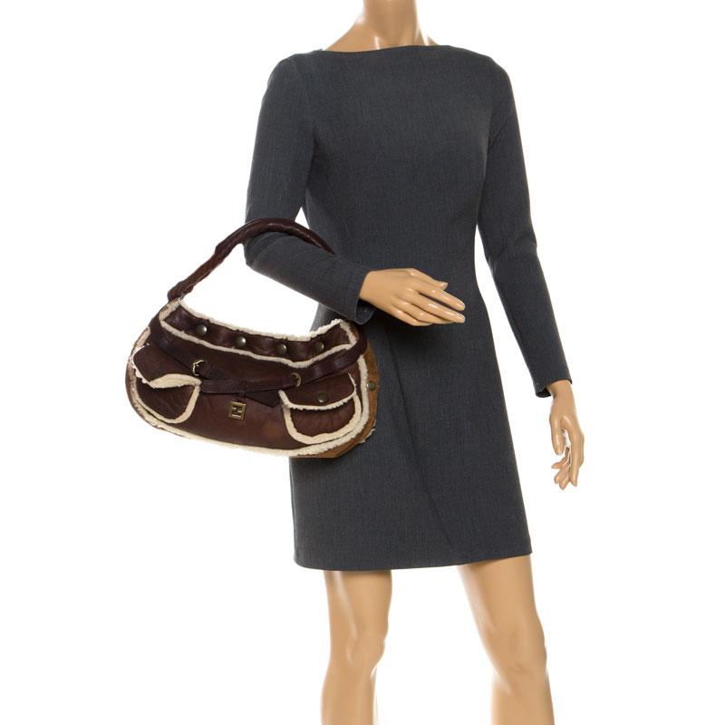 Nero Hobo di Fendi in pelle marrone e montone scamosciato
