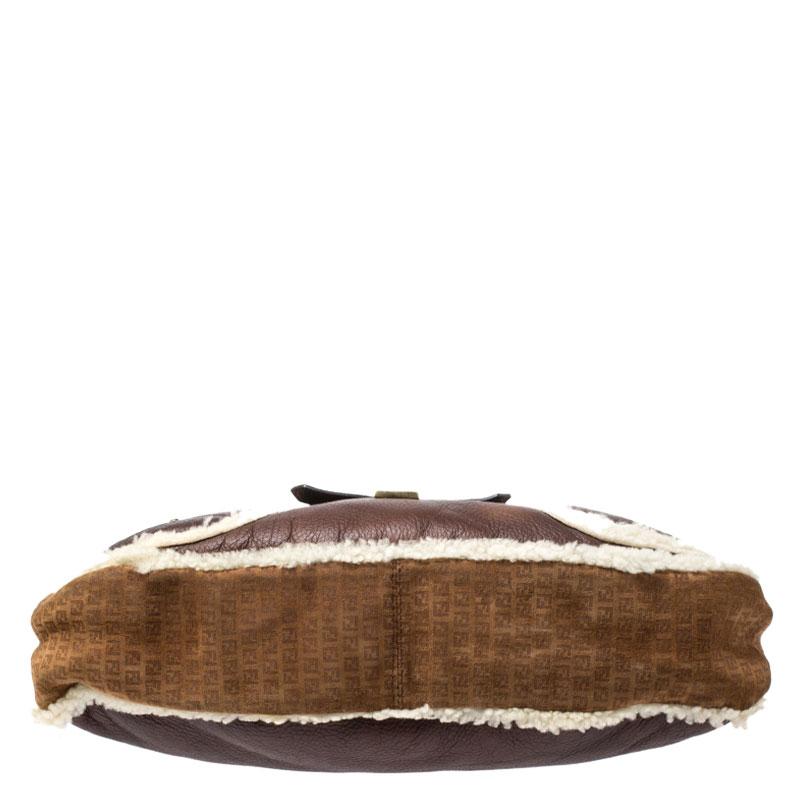Donna Hobo di Fendi in pelle marrone e montone scamosciato