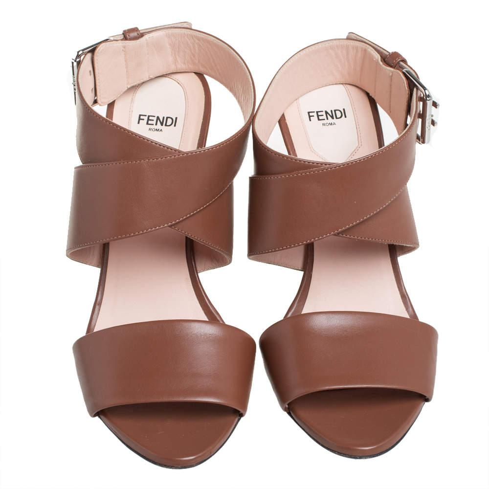 You'll love to make heads turn when you step out wearing these fabulous sandals from Fendi. These brown sandals are crafted from leather and feature an open-toe silhouette. They flaunt single vamp straps, buckled cross-over ankle straps and 11 cm