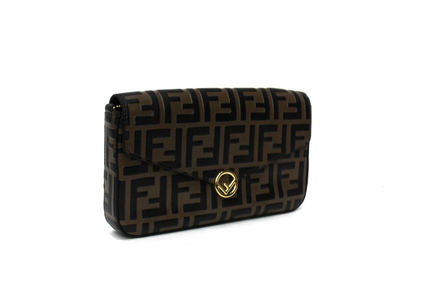 Fantastic Fendi clutch bag in FF logo leather with golden hardware.

Magnetic button closure. Internally capacious for the essentials.

Equipped with chain shoulder strap. Excellent condition.
