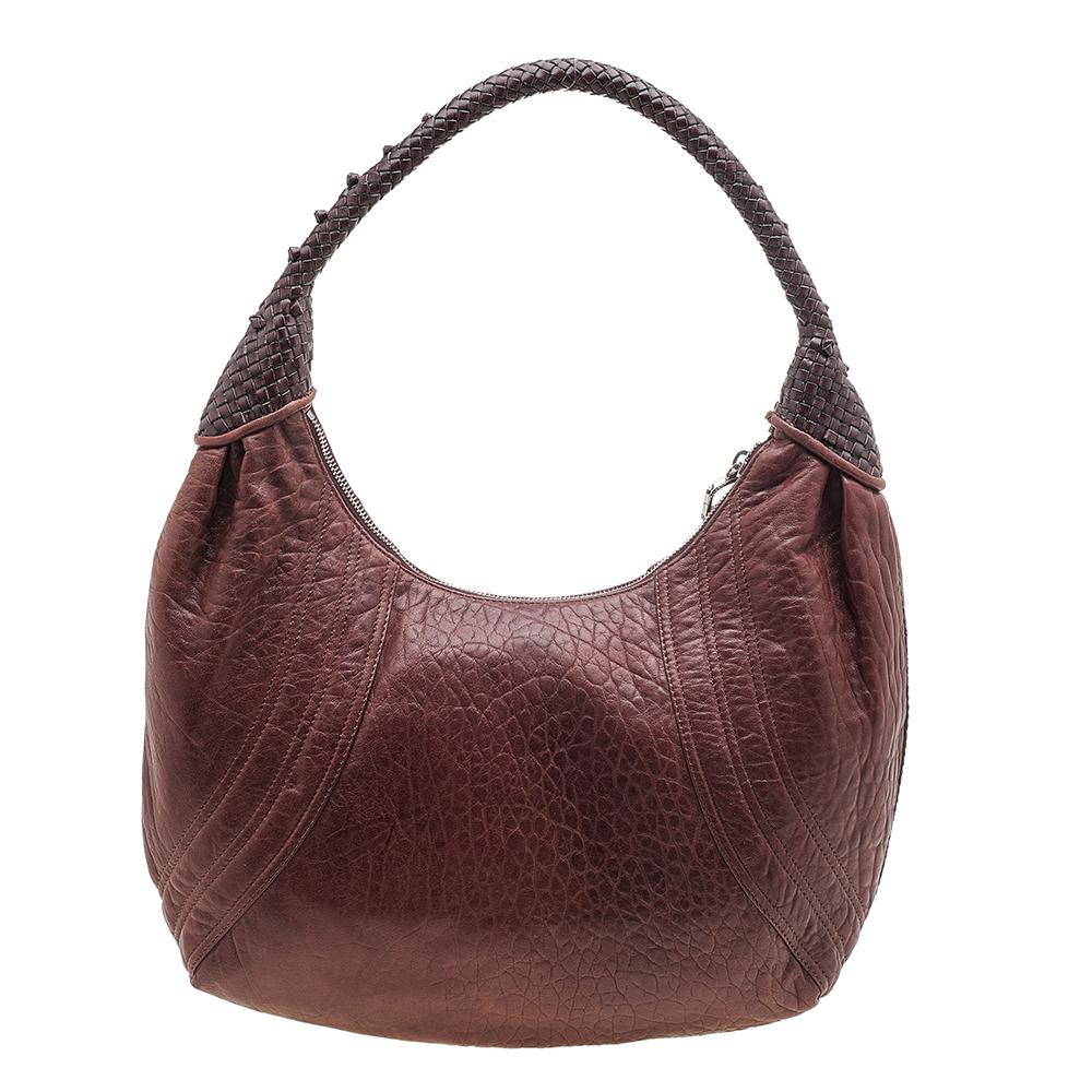 Exhibiting an elegant and modern design, this hobo from the house of Fendi will be an instant hit with you. It is made skillfully from brown leather and flaunts a perfectly braided handle and a zip closure that opens into a spacious fabric interior.