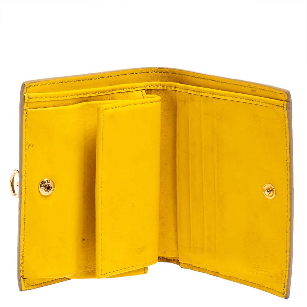 This By The Way wallet from Fendi is one creation a fashionista like you must own. It has been wonderfully crafted from leather and it features a classic brown hue. It comes flaunting an embossed brand logo detailing as well as a gold tone conical