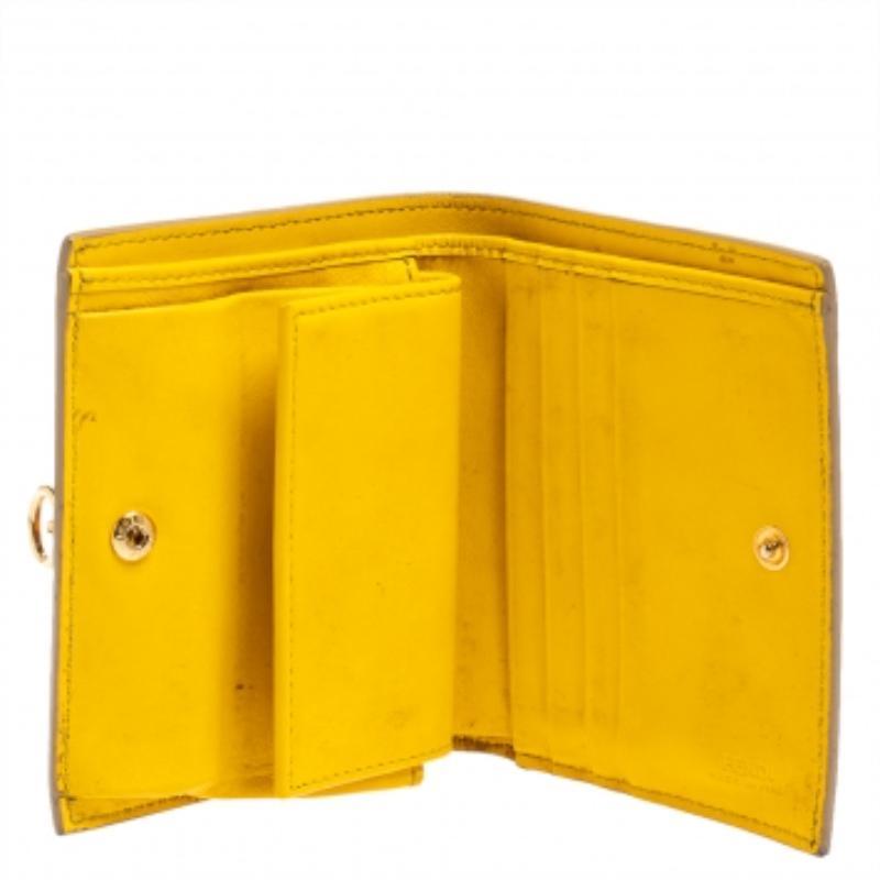 This By The Way wallet from Fendi is one creation a fashionista like you must own. It has been wonderfully crafted from leather and it features a classic brown hue. It comes flaunting an embossed brand logo detailing as well as a gold-tone conical