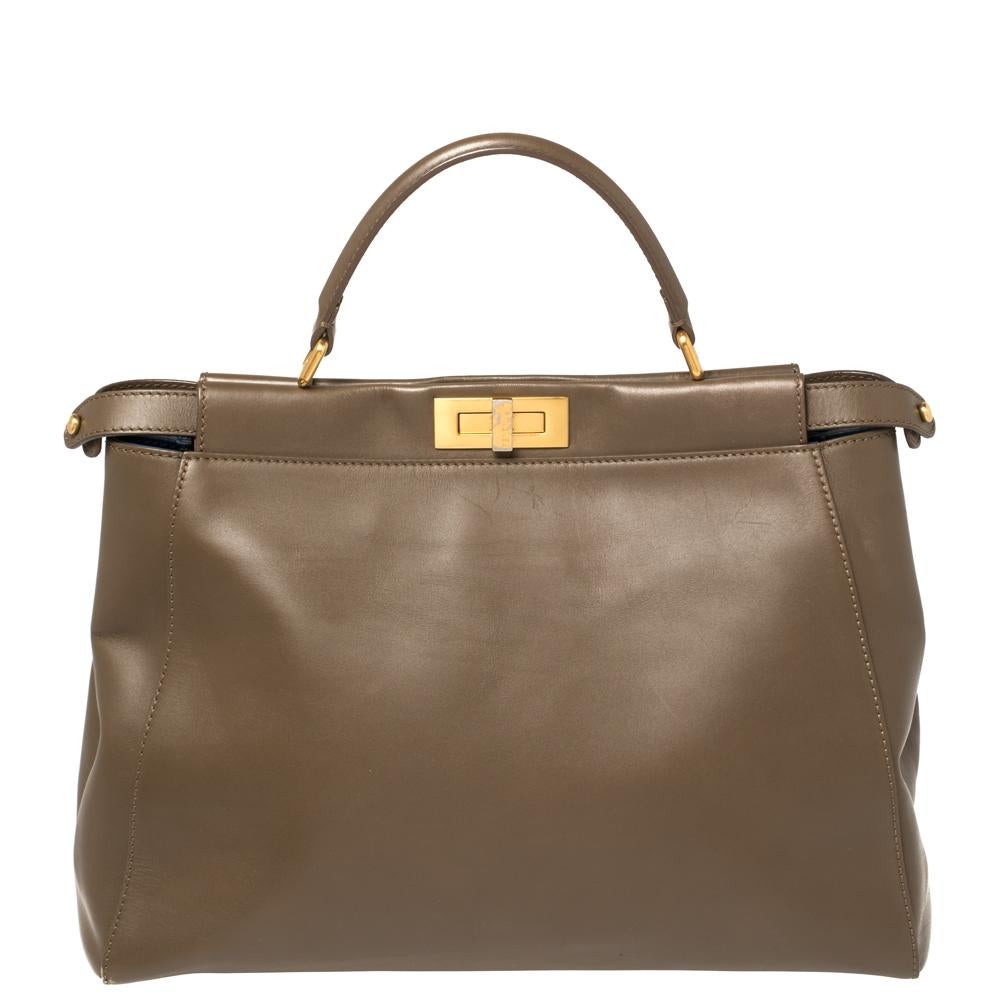 Diese exquisite Peekaboo von Fendi ist sehr begehrt und hat uns seit ihrer Geburt im Jahr 2009 mit ihrer Form, ihrem Design und ihrer Schönheit beeindruckt. Diese Version ist sorgfältig aus Leder gefertigt und mit einem Griff an der Oberseite