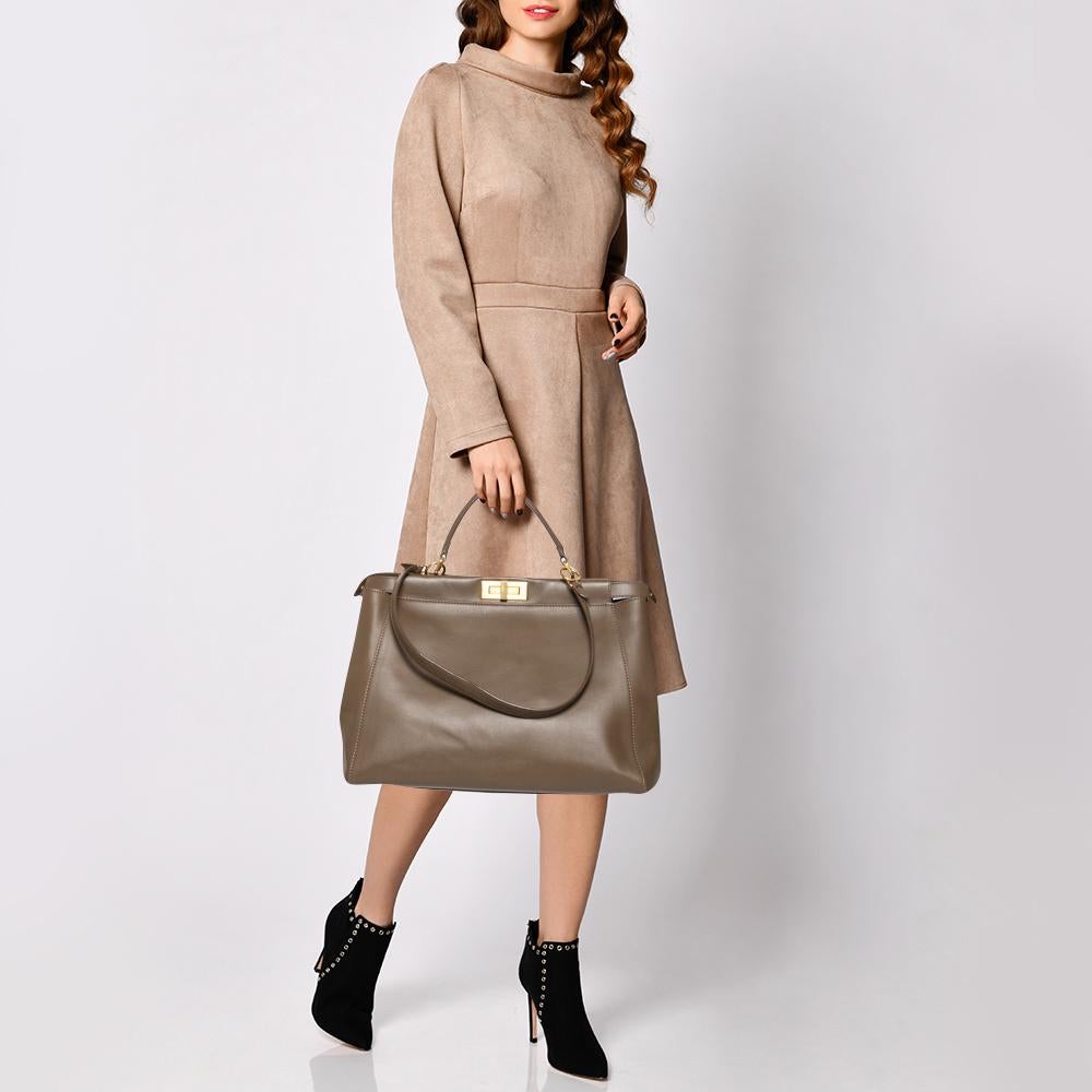 Fendi Braune Ledertasche mit großem Peekaboo-Griff im Zustand „Relativ gut“ in Dubai, Al Qouz 2