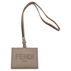 Fendi Namensschild aus braunem Leder mit Riemen