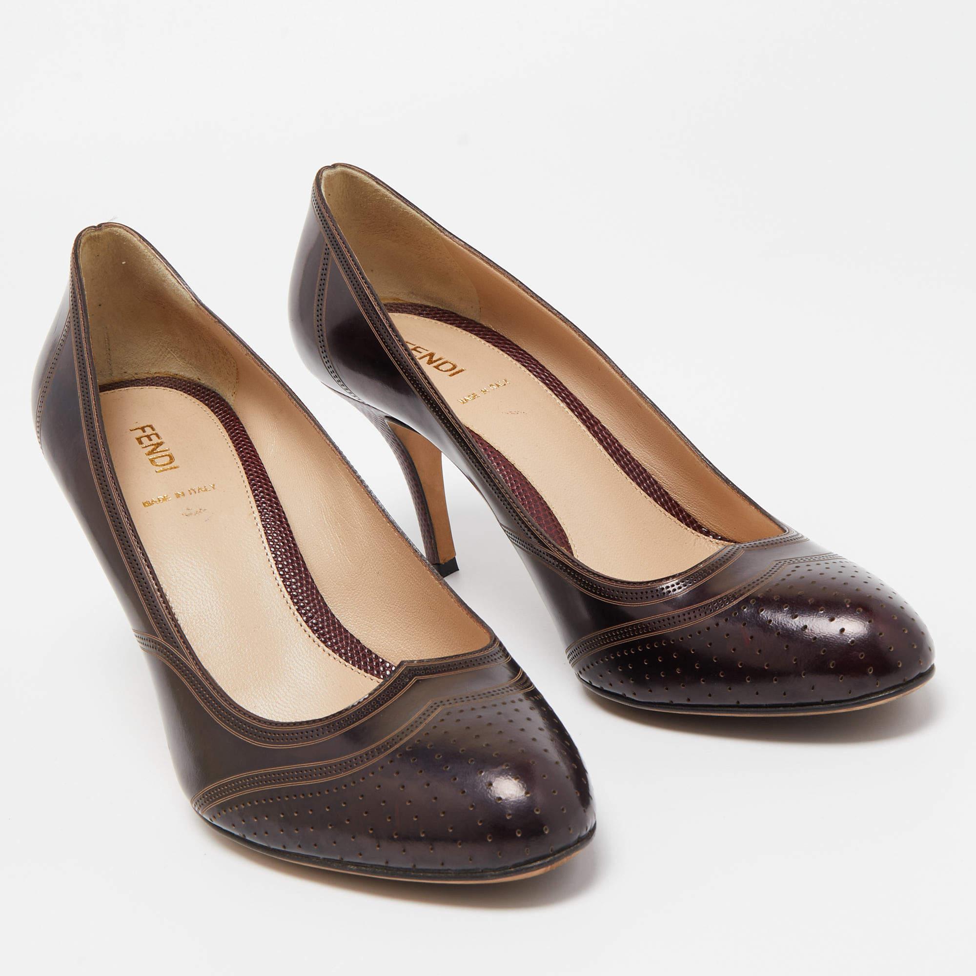 Fendi Brown Leather Perforated Brogue Detail Pumps Size 39.5 In Good Condition For Sale In Dubai, Al Qouz 2