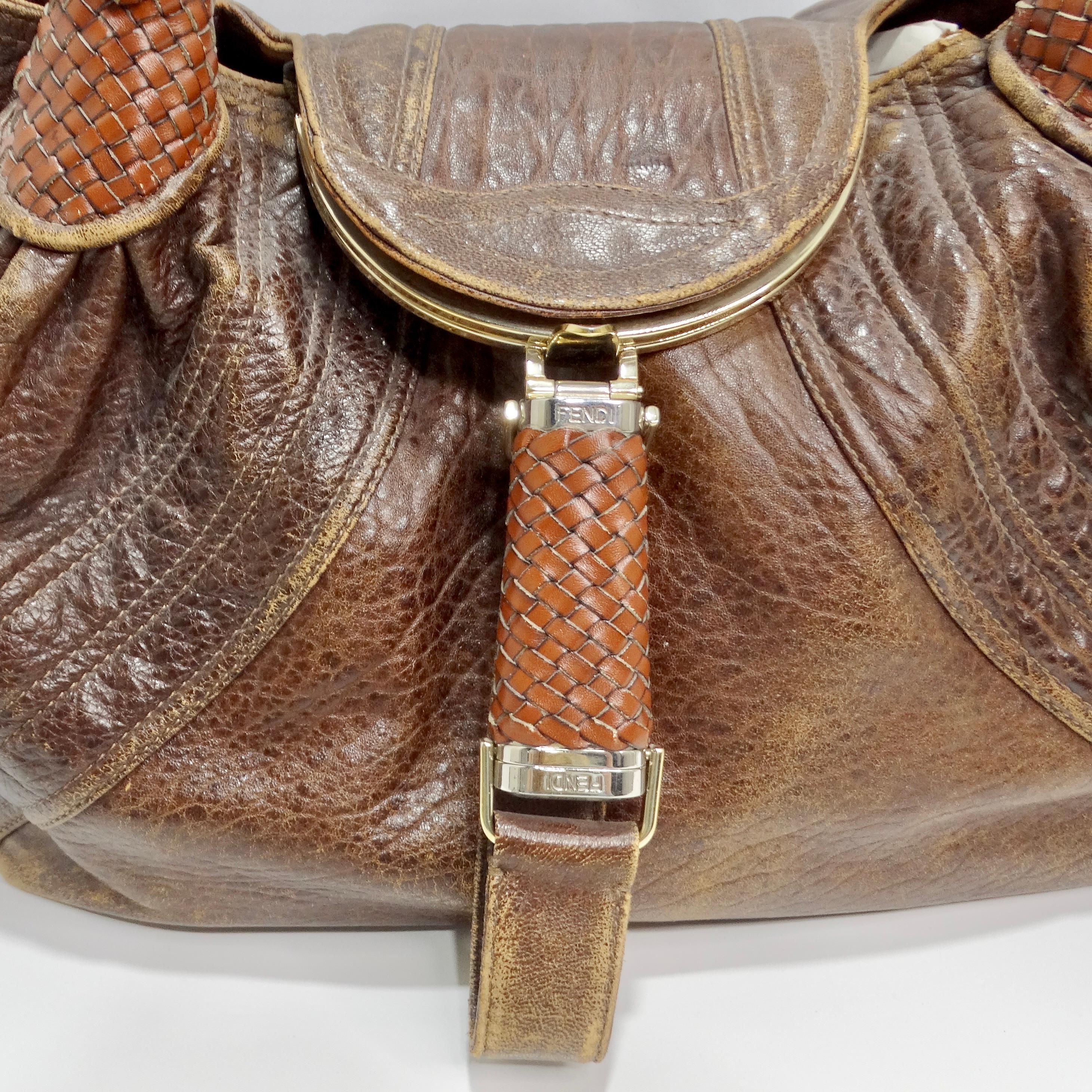 Voici le sac à bandoulière Spy en cuir marron de Fendi, un accessoire luxueux et pratique qui allie élégance intemporelle et design fonctionnel. Confectionné en cuir nappa richement texturé de couleur marron chocolat, ce sac est d'une grande
