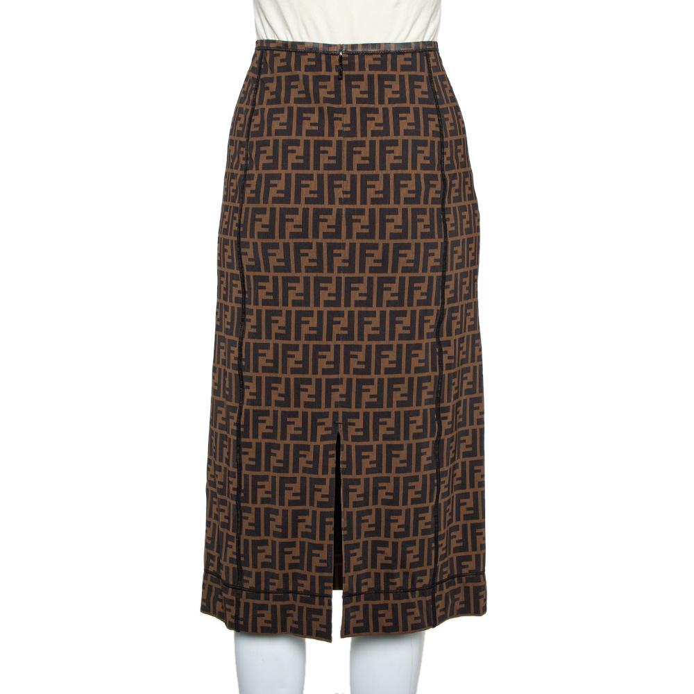 Get complimented for your effortless styling when you wear this midi skirt from the house of Fendi. It echos the trend of logomania with a brown Zucca Monogram print all over. It has a paneled design and a zip fastening. The creation is great for a