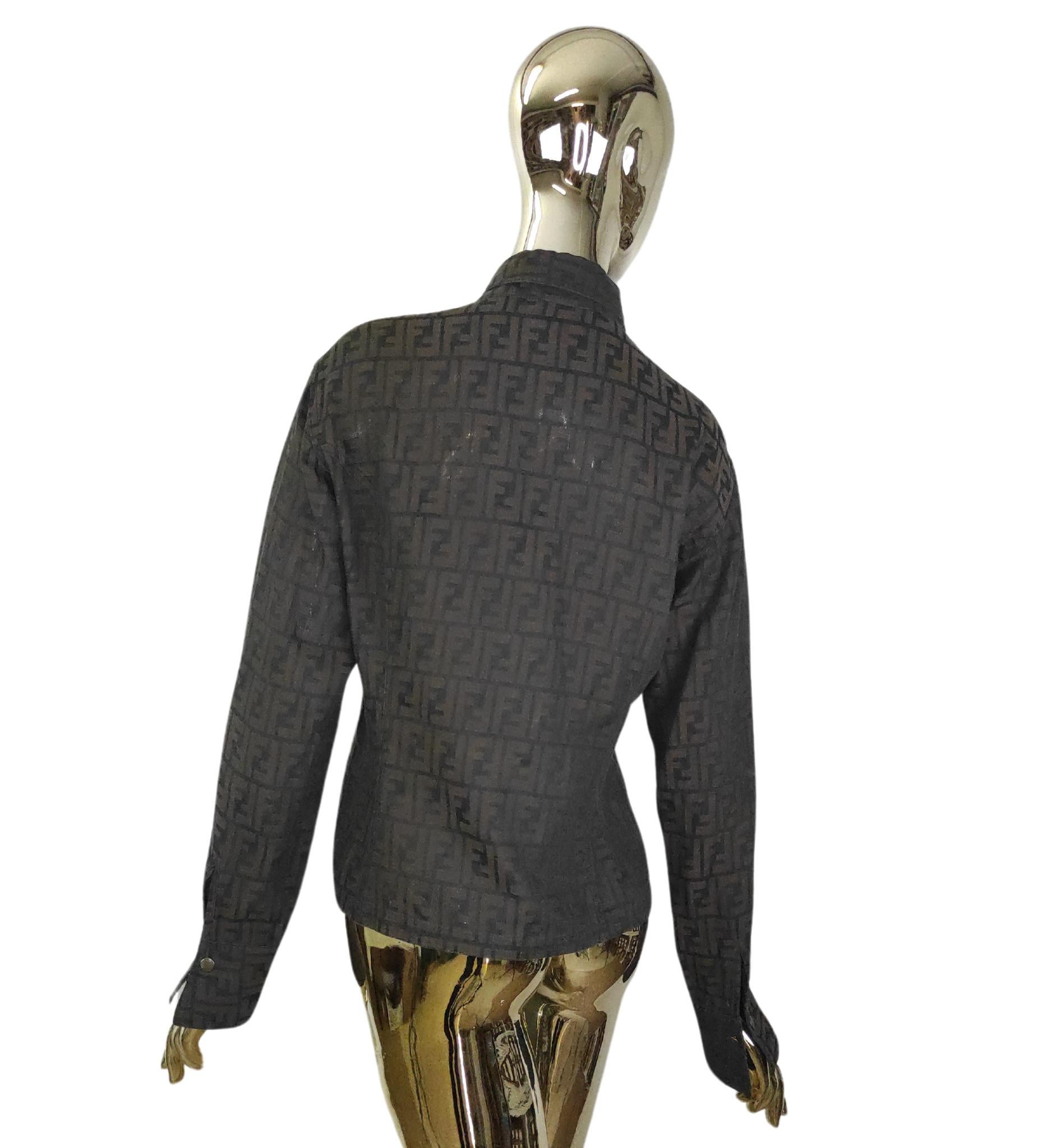 Fendi shirt
Black monogram on brown background
Logo buttons

Size label missing
Measurements:
shoulders 46 cm - 18 in
bust 104 cm - 41 in
waist 86 cm - 34 in
hips 100 cm - 40 in
length 65 cm - 25.5 in

Good condition
Fabric is worn inside cuffs and