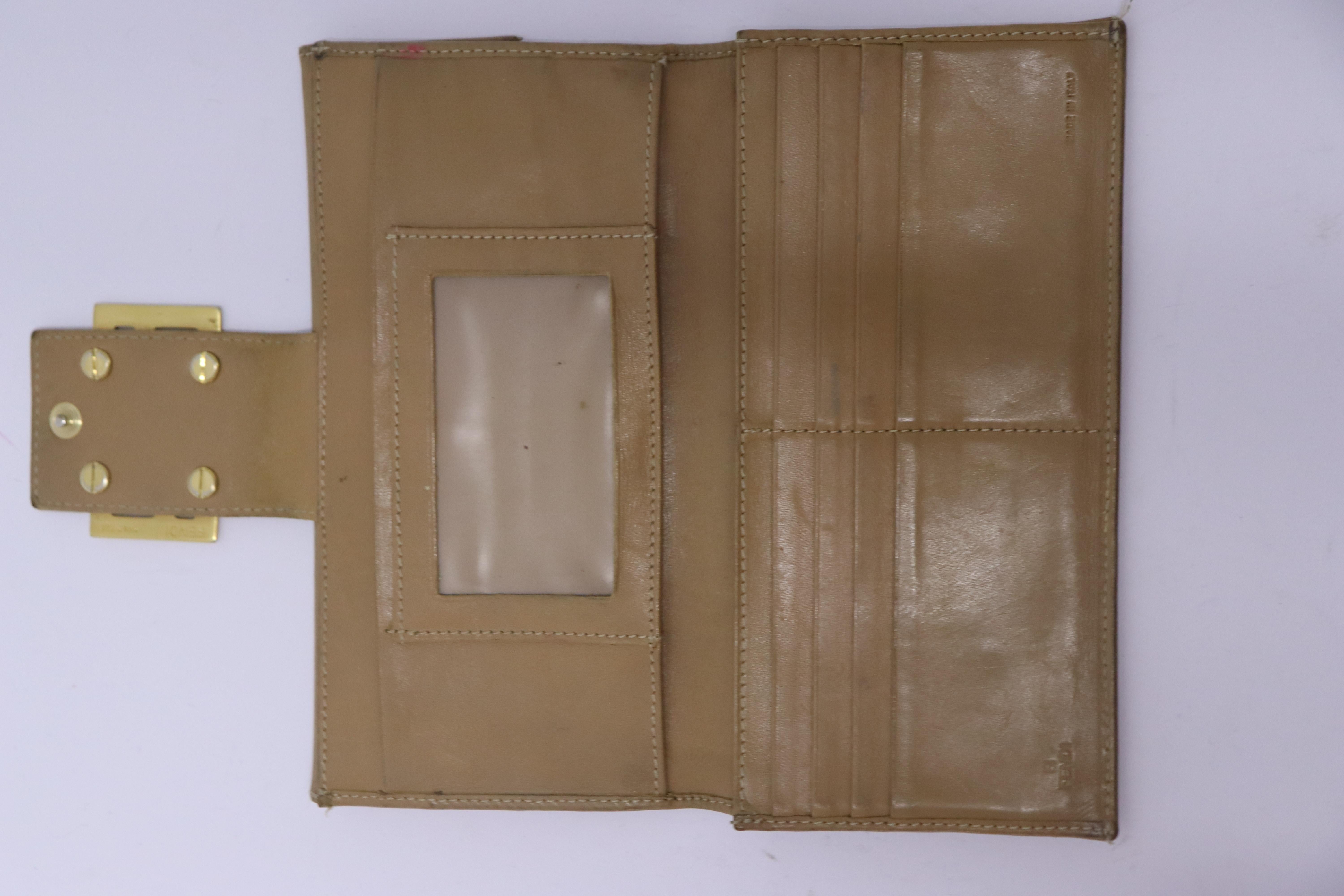 Portafoglio Fendi Monogram FF marrone con pattina in vendita 2