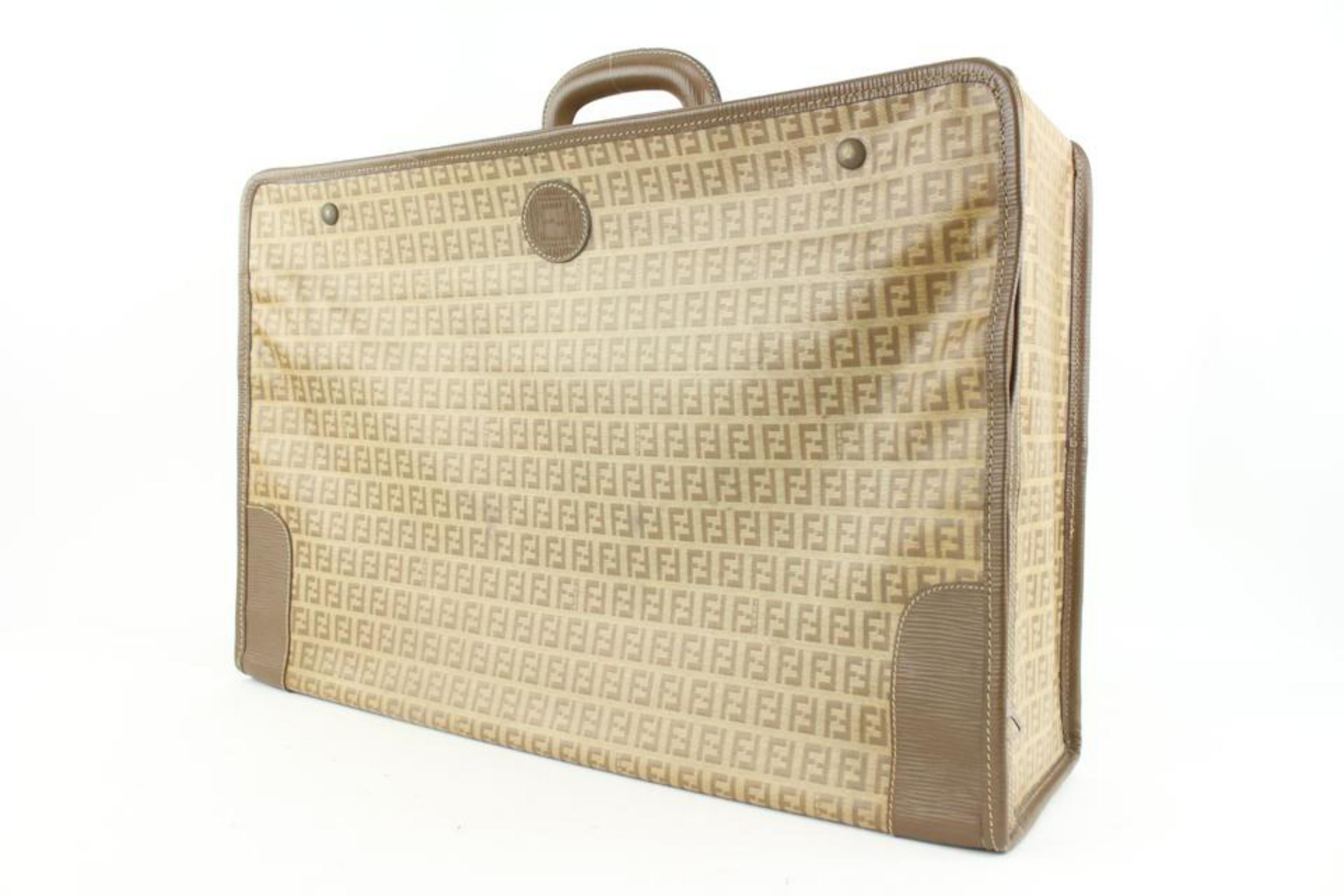 Fendi Braun Monogram FF Zucca Crystal Canvas Kofferraum 110f1
Hergestellt in: Italien
Maße: Länge:  21,3