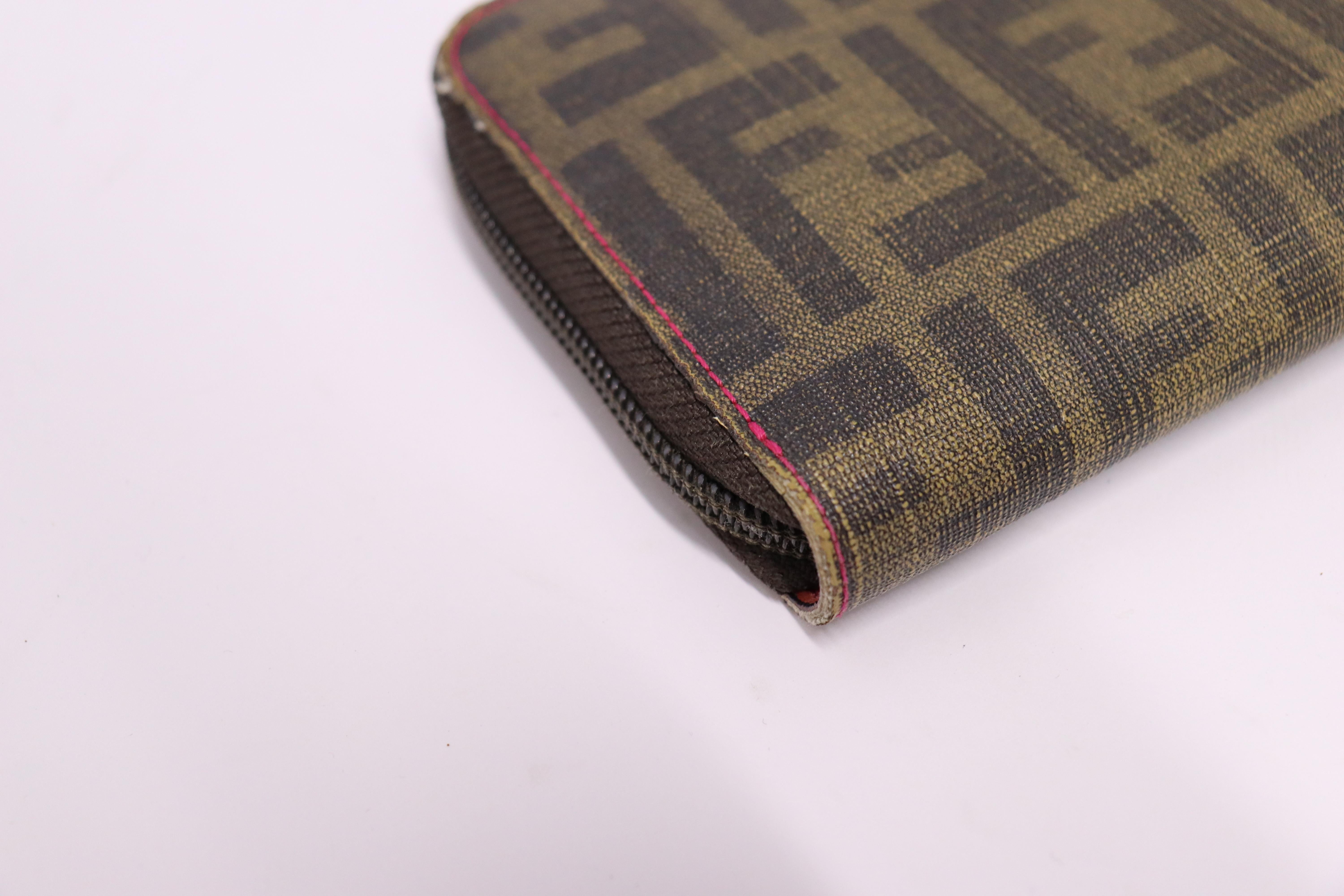 Fendi Portemonnaie aus braunem Leder mit Monogramm-Druck im Angebot 6