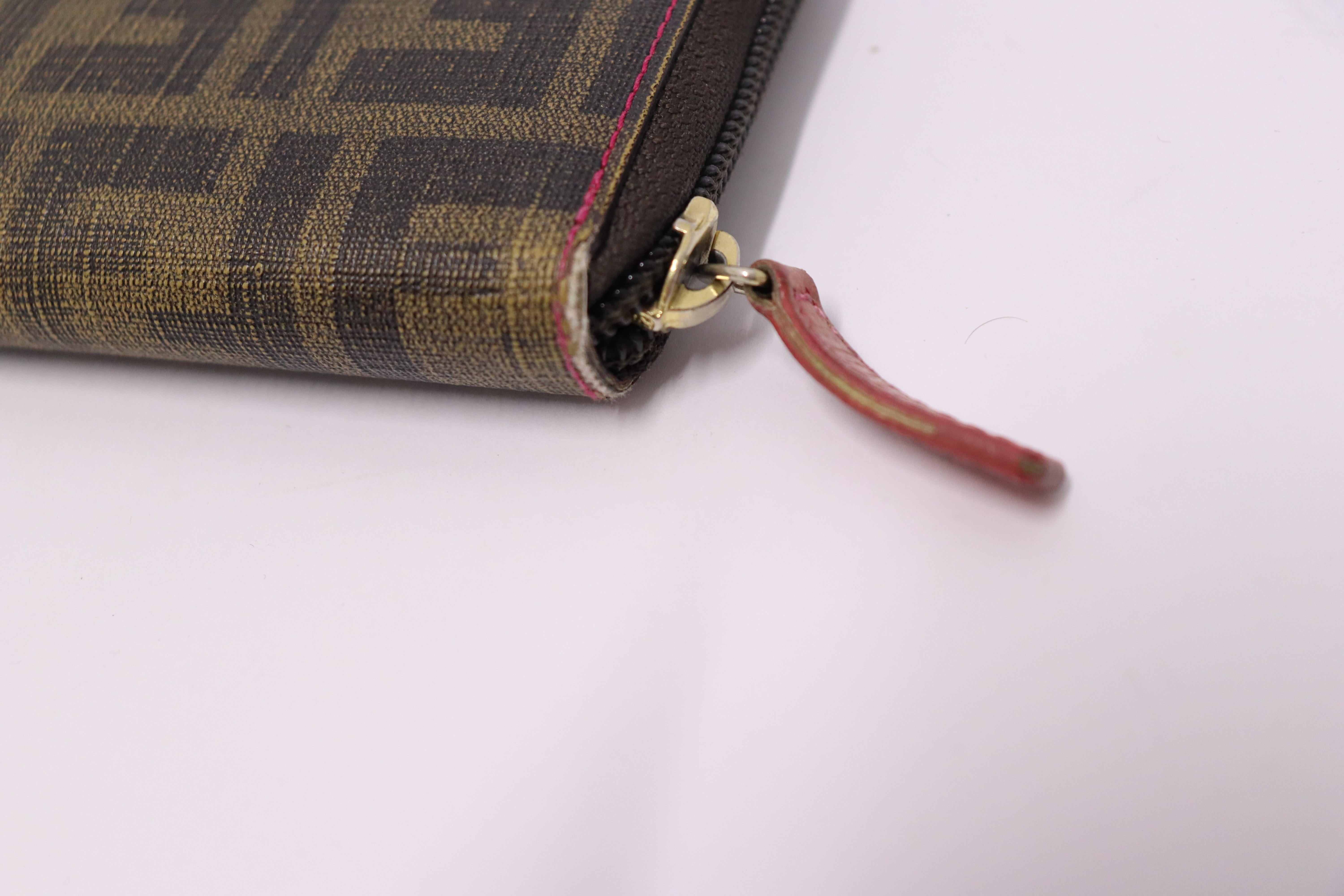Fendi Portemonnaie aus braunem Leder mit Monogramm-Druck im Angebot 7