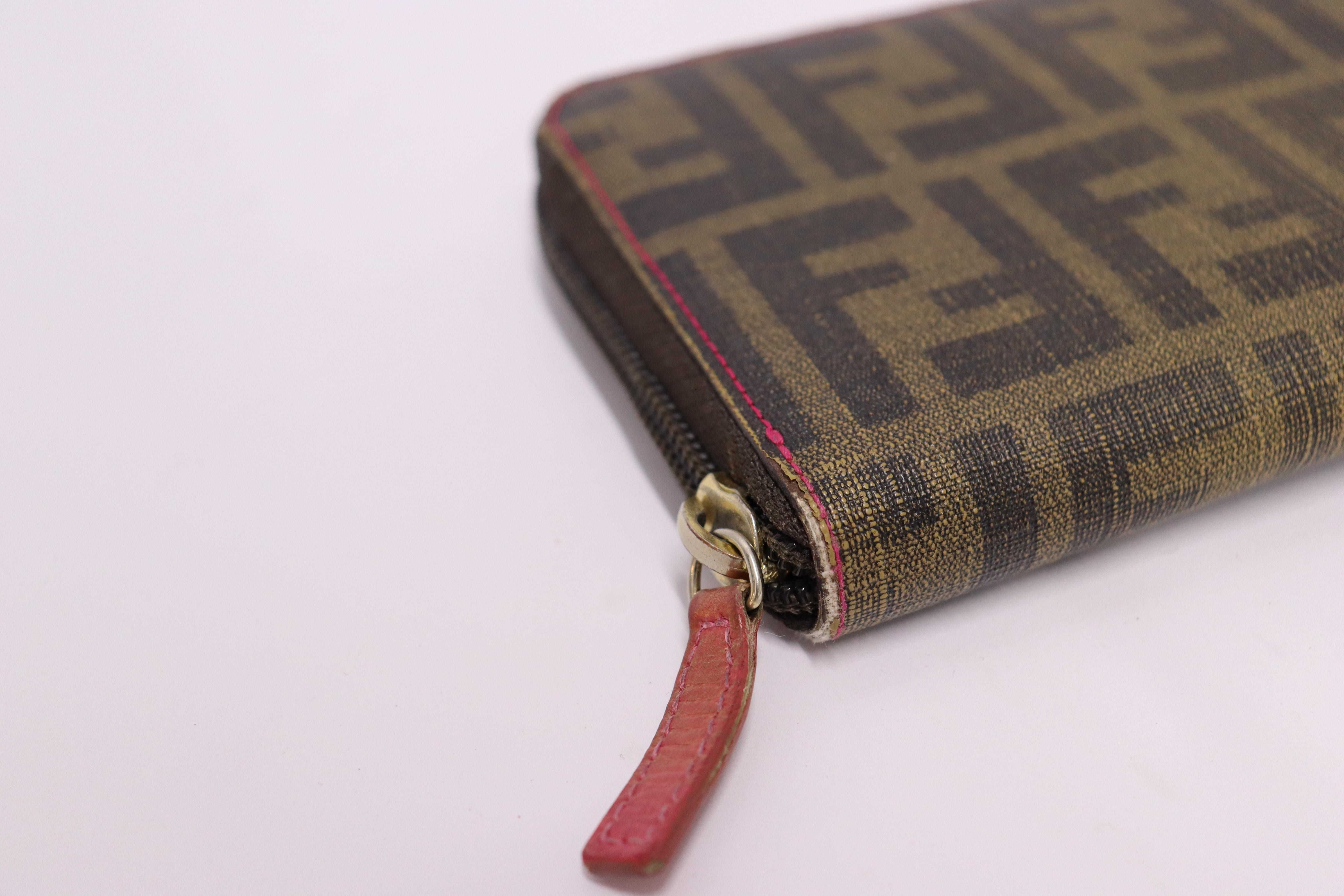 Fendi Portemonnaie aus braunem Leder mit Monogramm-Druck im Angebot 1
