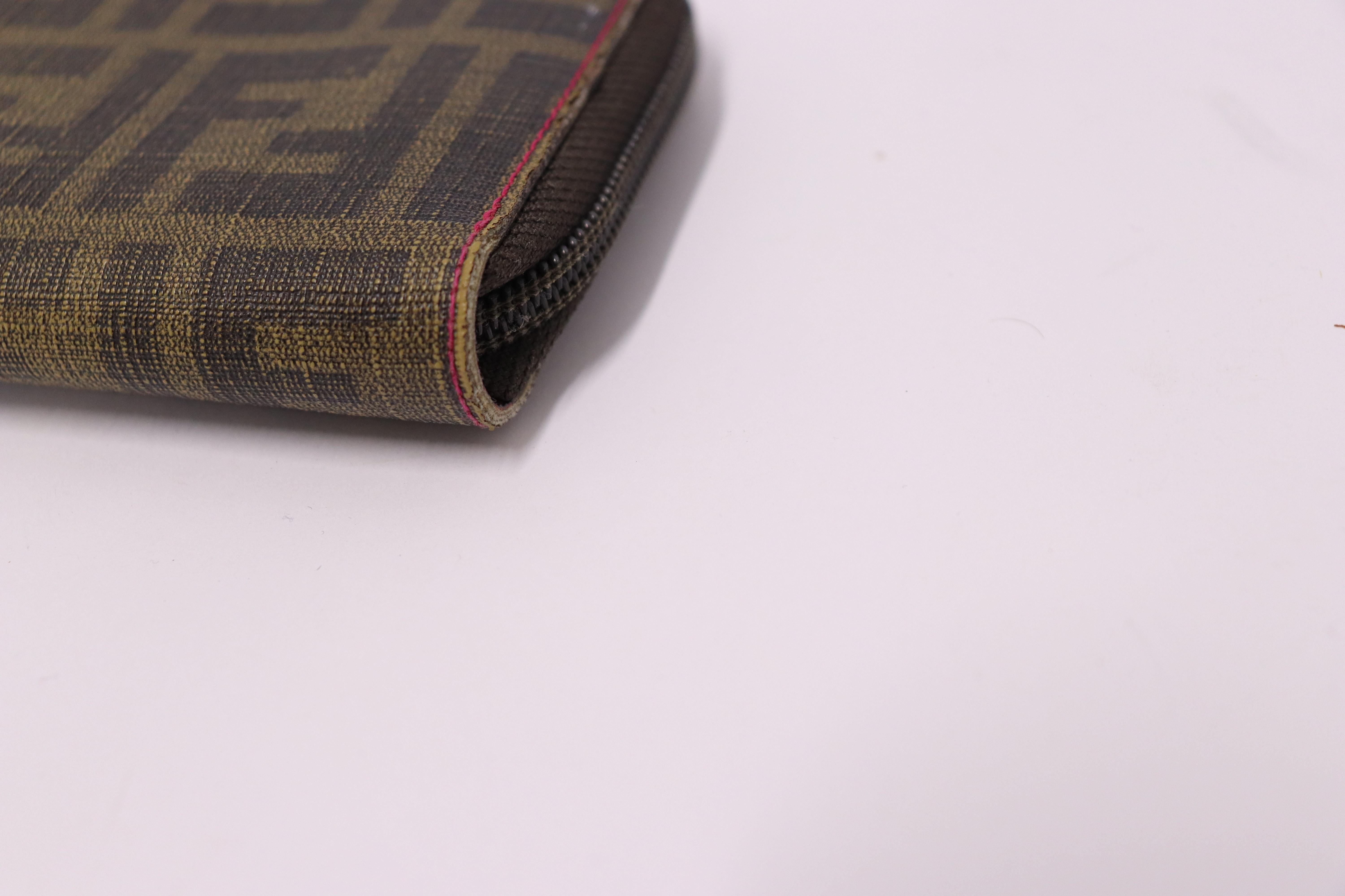 Fendi Portemonnaie aus braunem Leder mit Monogramm-Druck im Angebot 2