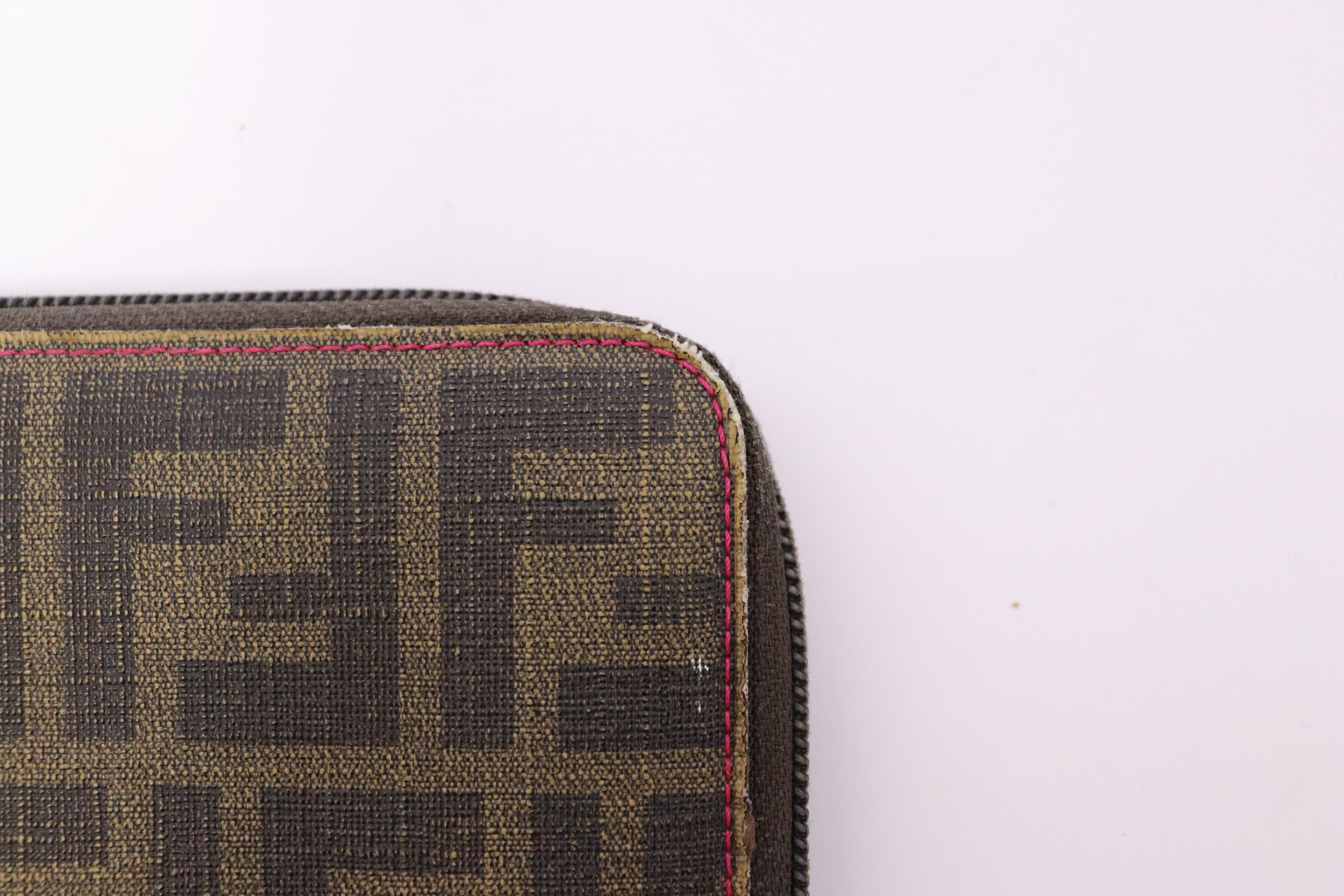 Fendi Portemonnaie aus braunem Leder mit Monogramm-Druck im Angebot 3