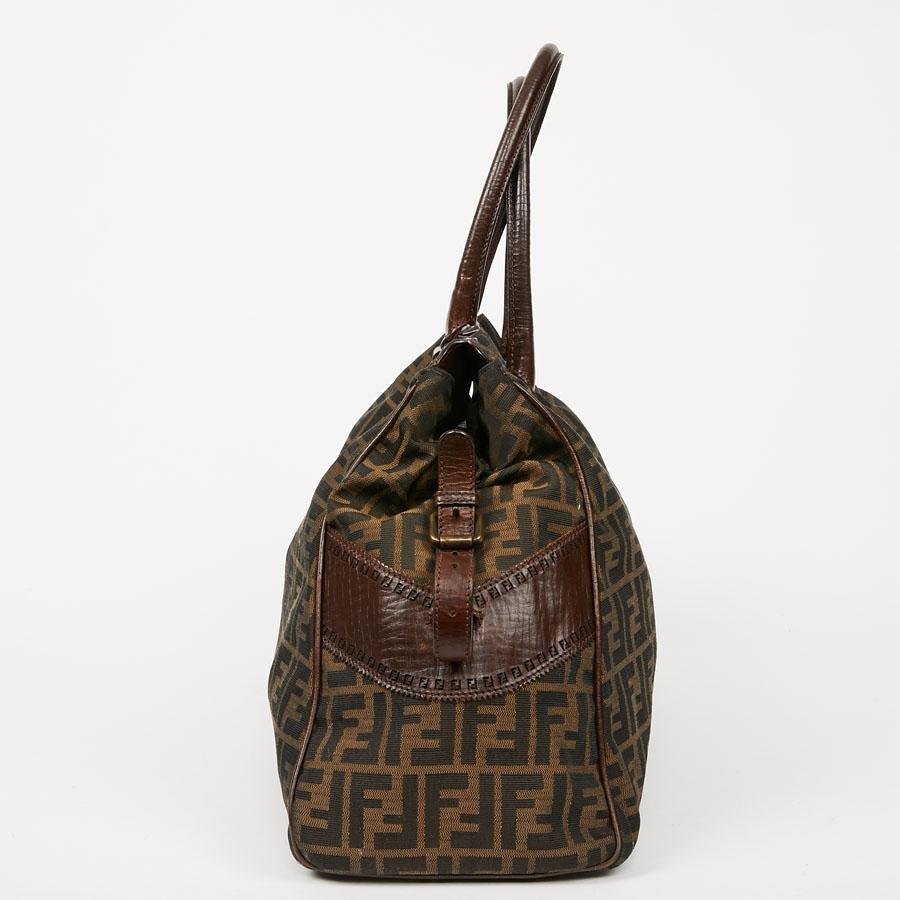 Very original piece. Convenient for daily use, this Fendi tote bag is the perfect size for storing all your personal belongings. The finishes are in brown 