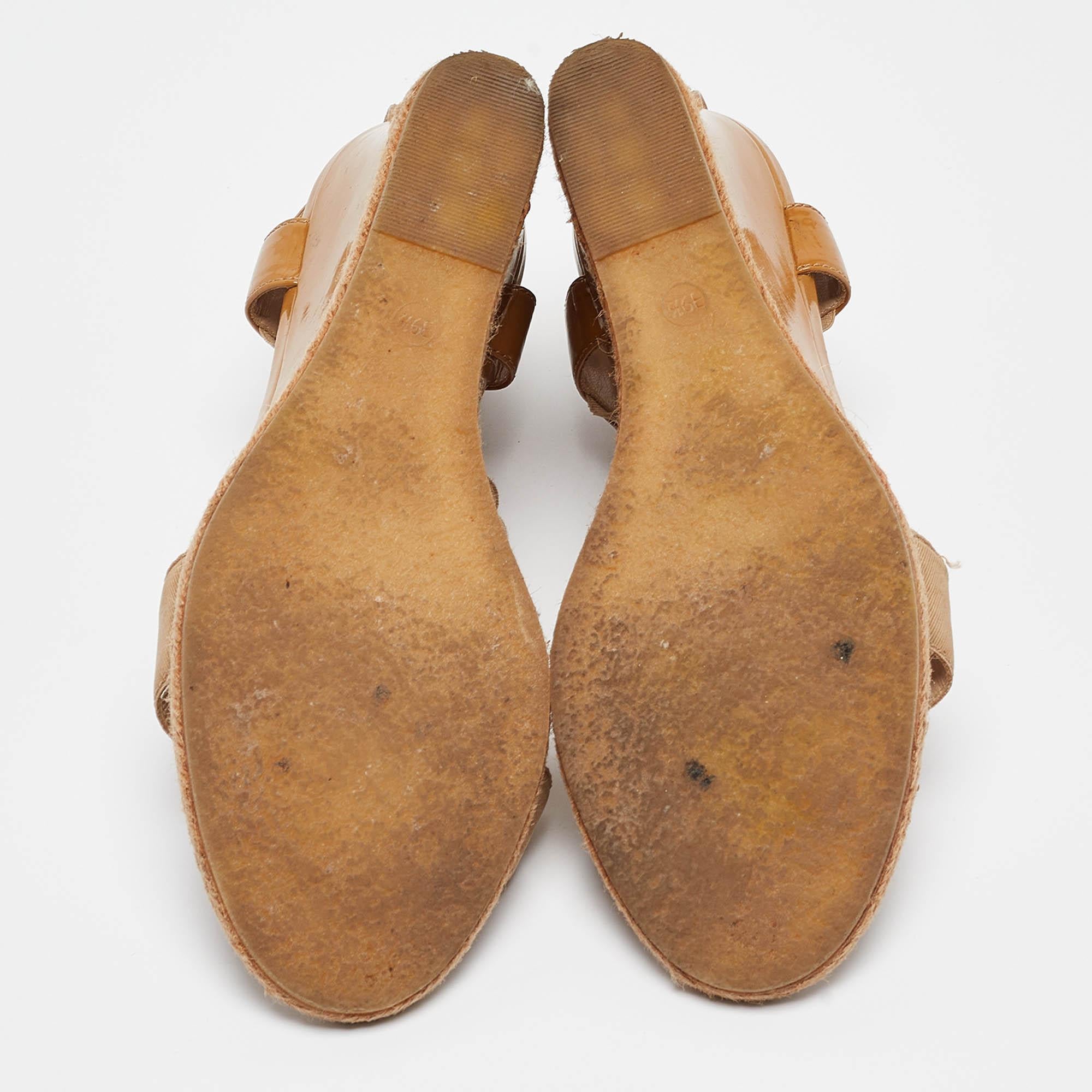 Fendi Sandali con zeppa elastica e vernice marrone misura 39,5 in vendita 1