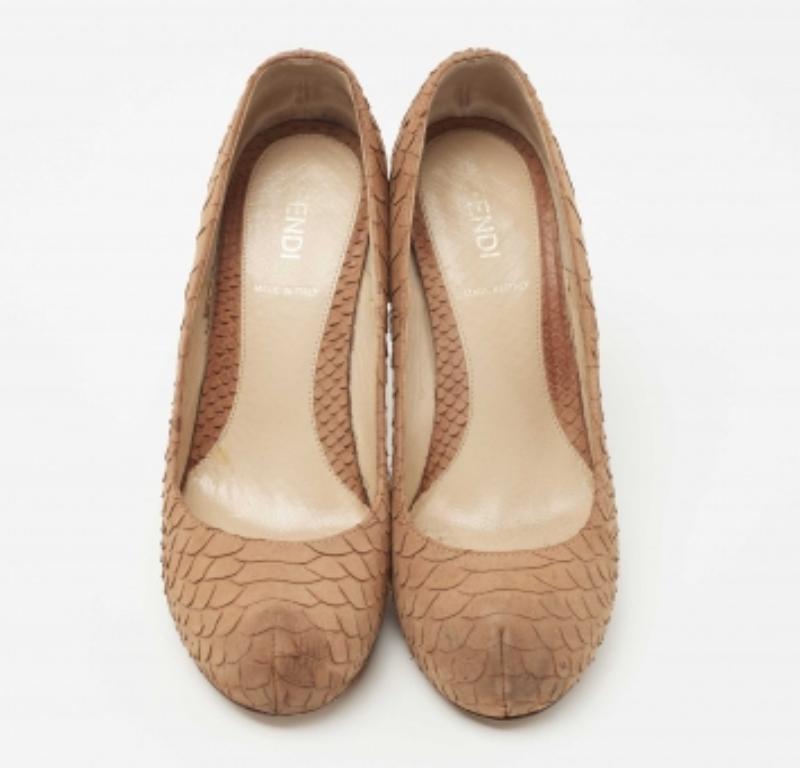 Fendi Braun Python Geprägtes Leder FF Logo Absatz Plateau Pumps Größe 36.5 Damen im Angebot
