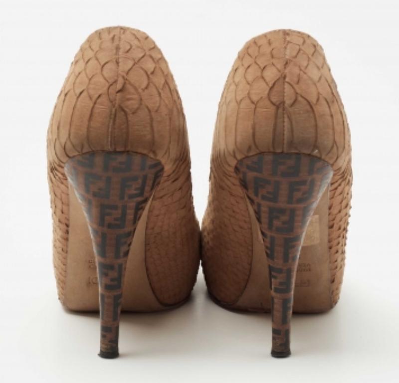 Fendi Braun Python Geprägtes Leder FF Logo Absatz Plateau Pumps Größe 36.5 im Angebot 1