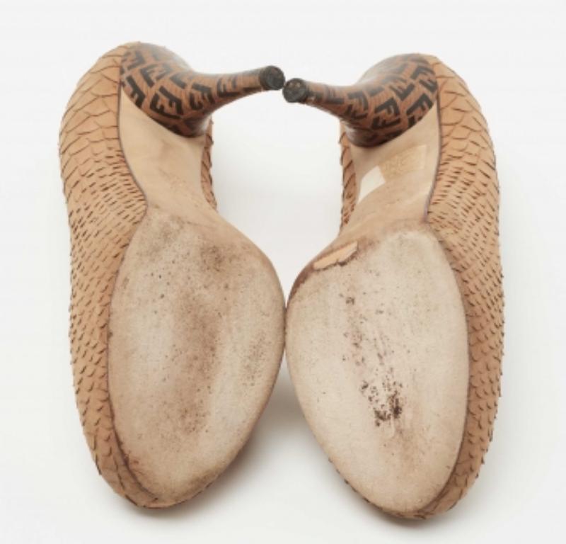 Fendi Braun Python Geprägtes Leder FF Logo Absatz Plateau Pumps Größe 36.5 im Angebot 2