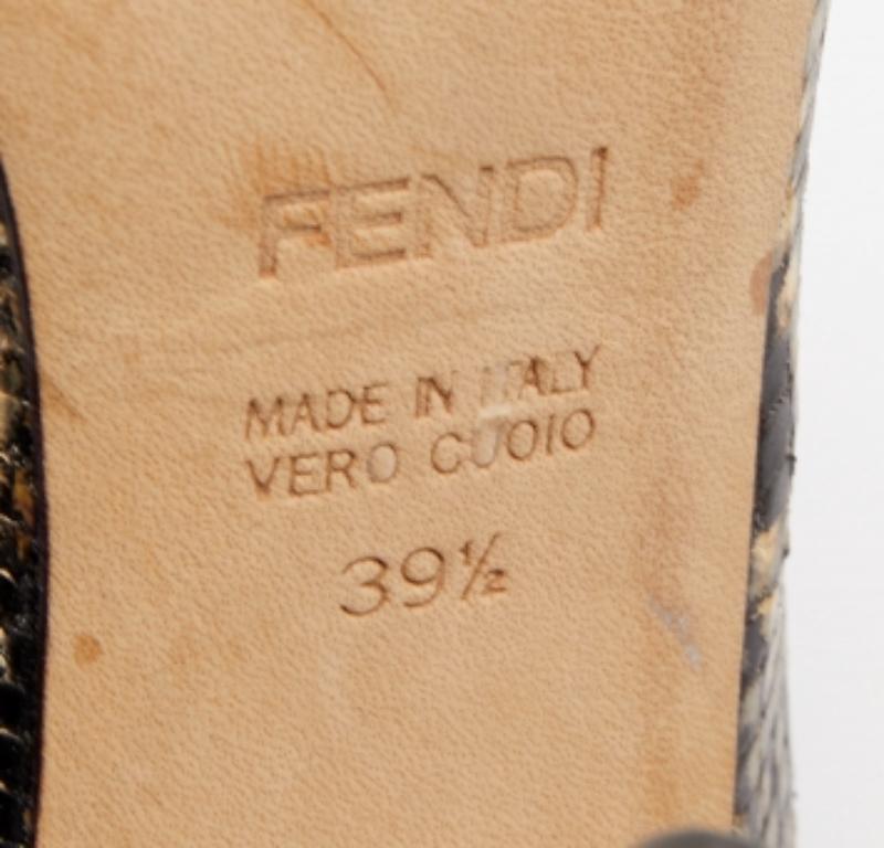 Cortado en una silueta atemporal, este par de zapatos de salón es sencillo pero con clase. Con un tono elegante,, hace alarde de suelas duraderas y cómodas plantillas.