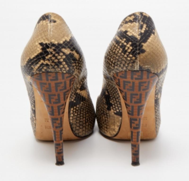 Fendi Brown Python Embossed Leather Peep Toe Pumps Size 39.5 en Bueno estado para la venta en Dubai, Al Qouz 2